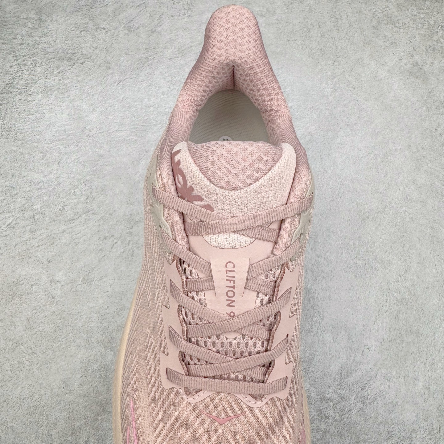 图片[5]-＃HK纯原 HOKA ONE ONE Clifton 克里夫顿9代专业性能减震公路跑步鞋 美国特供批次 轻盈透气的针织网面和纱线的使用让鞋面更挺拔 增强鞋面的强度和支撑性能 搭配柔软的鞋舌 让双脚在舒适包裹中跑的更加畅快 全新泡棉中底 柔软的同时增强回弹性能 为不同跑者提供更平稳流畅的脚感 带来全面的缓冲保护 根据人体工程学设计的延长拉襟 后跟处弹软的海绵填充舒适固定 避免掉跟和摩擦 相比上一代光滑的内衬 Clifton 9的内衬增强了摩擦力 避免双脚在鞋内滑动 尺码：36 36.5 37.5 38 38.5 39 40 40.5 41 42 42.5 43 44 44.5 45-选品中心