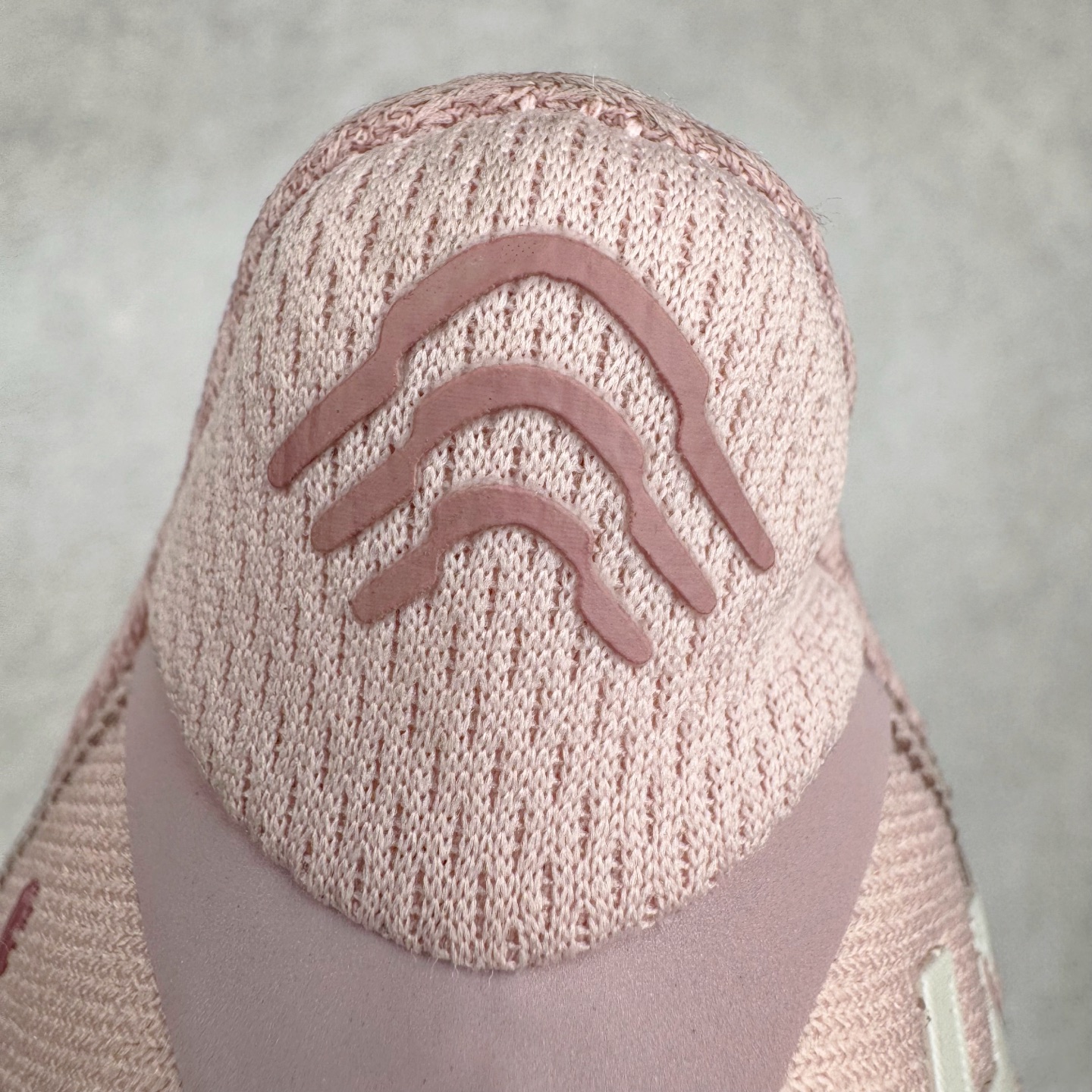 图片[11]-＃HK纯原 HOKA ONE ONE Clifton 克里夫顿9代专业性能减震公路跑步鞋 美国特供批次 轻盈透气的针织网面和纱线的使用让鞋面更挺拔 增强鞋面的强度和支撑性能 搭配柔软的鞋舌 让双脚在舒适包裹中跑的更加畅快 全新泡棉中底 柔软的同时增强回弹性能 为不同跑者提供更平稳流畅的脚感 带来全面的缓冲保护 根据人体工程学设计的延长拉襟 后跟处弹软的海绵填充舒适固定 避免掉跟和摩擦 相比上一代光滑的内衬 Clifton 9的内衬增强了摩擦力 避免双脚在鞋内滑动 尺码：36 36.5 37.5 38 38.5 39 40 40.5 41 42 42.5 43 44 44.5 45-选品中心