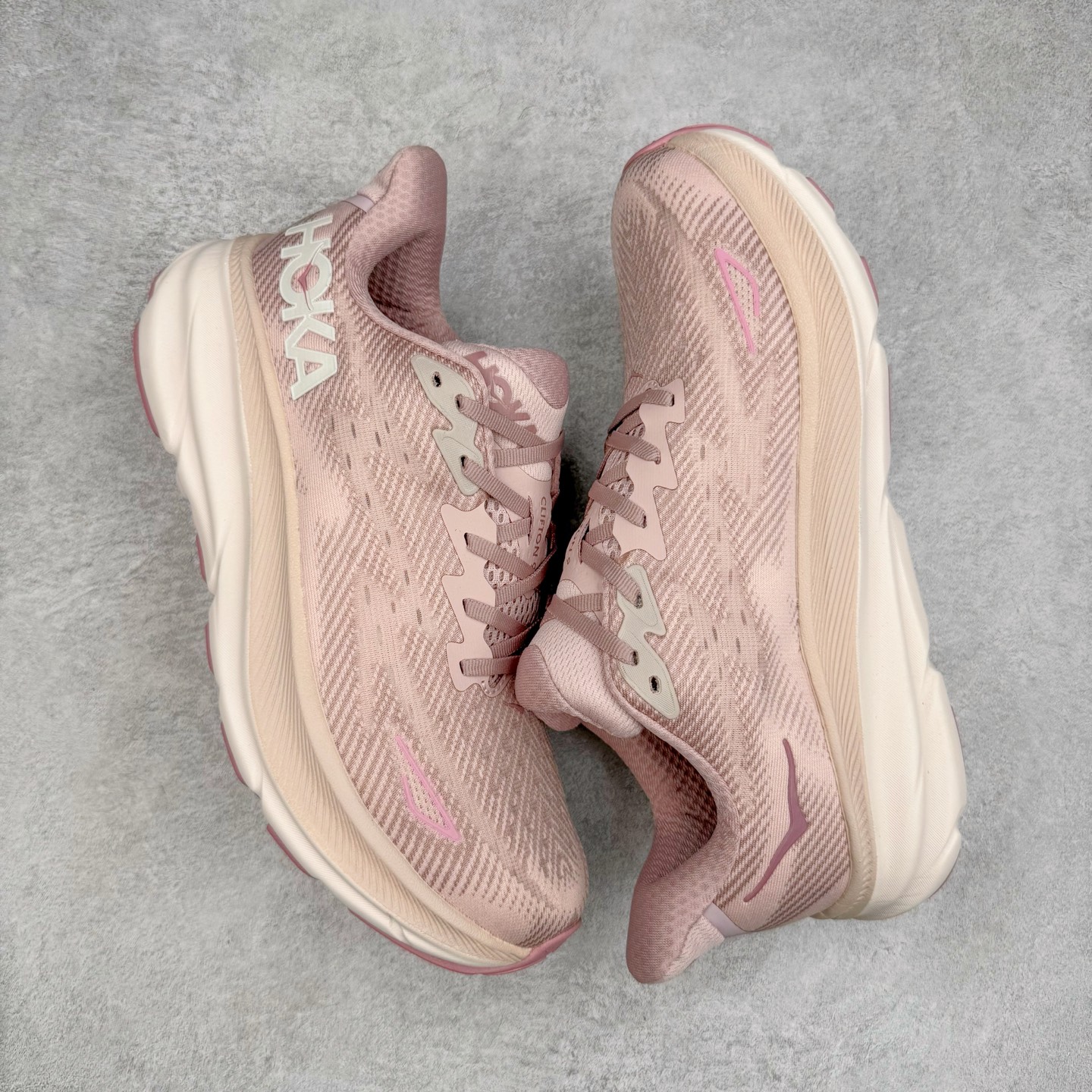 图片[3]-＃HK纯原 HOKA ONE ONE Clifton 克里夫顿9代专业性能减震公路跑步鞋 美国特供批次 轻盈透气的针织网面和纱线的使用让鞋面更挺拔 增强鞋面的强度和支撑性能 搭配柔软的鞋舌 让双脚在舒适包裹中跑的更加畅快 全新泡棉中底 柔软的同时增强回弹性能 为不同跑者提供更平稳流畅的脚感 带来全面的缓冲保护 根据人体工程学设计的延长拉襟 后跟处弹软的海绵填充舒适固定 避免掉跟和摩擦 相比上一代光滑的内衬 Clifton 9的内衬增强了摩擦力 避免双脚在鞋内滑动 尺码：36 36.5 37.5 38 38.5 39 40 40.5 41 42 42.5 43 44 44.5 45-选品中心