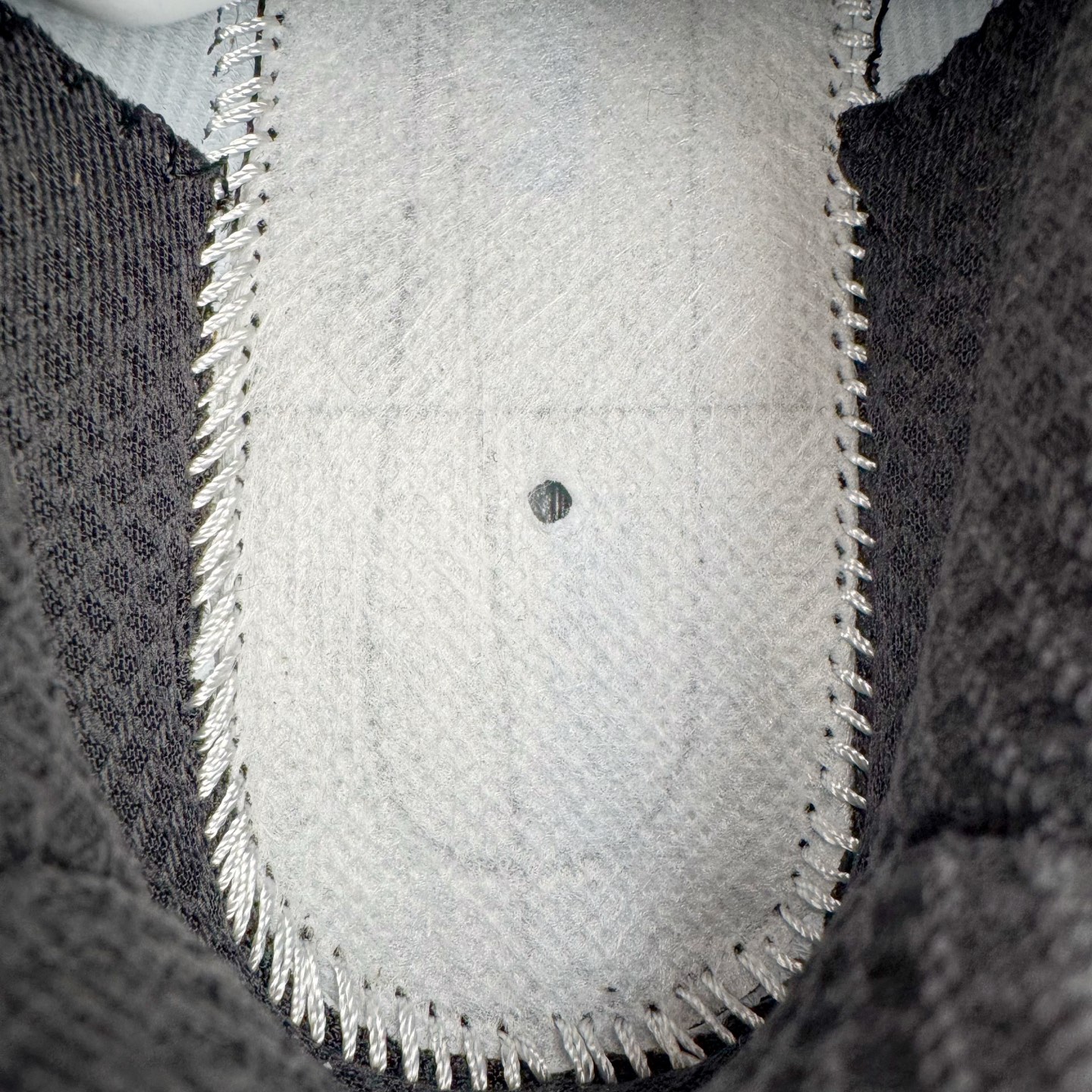 图片[10]-＃HK纯原 HOKA ONE ONE Clifton 克里夫顿9代专业性能减震公路跑步鞋 美国特供批次 轻盈透气的针织网面和纱线的使用让鞋面更挺拔 增强鞋面的强度和支撑性能 搭配柔软的鞋舌 让双脚在舒适包裹中跑的更加畅快 全新泡棉中底 柔软的同时增强回弹性能 为不同跑者提供更平稳流畅的脚感 带来全面的缓冲保护 根据人体工程学设计的延长拉襟 后跟处弹软的海绵填充舒适固定 避免掉跟和摩擦 相比上一代光滑的内衬 Clifton 9的内衬增强了摩擦力 避免双脚在鞋内滑动 尺码：36 36.5 37.5 38 38.5 39 40 40.5 41 42 42.5 43 44 44.5 45-选品中心