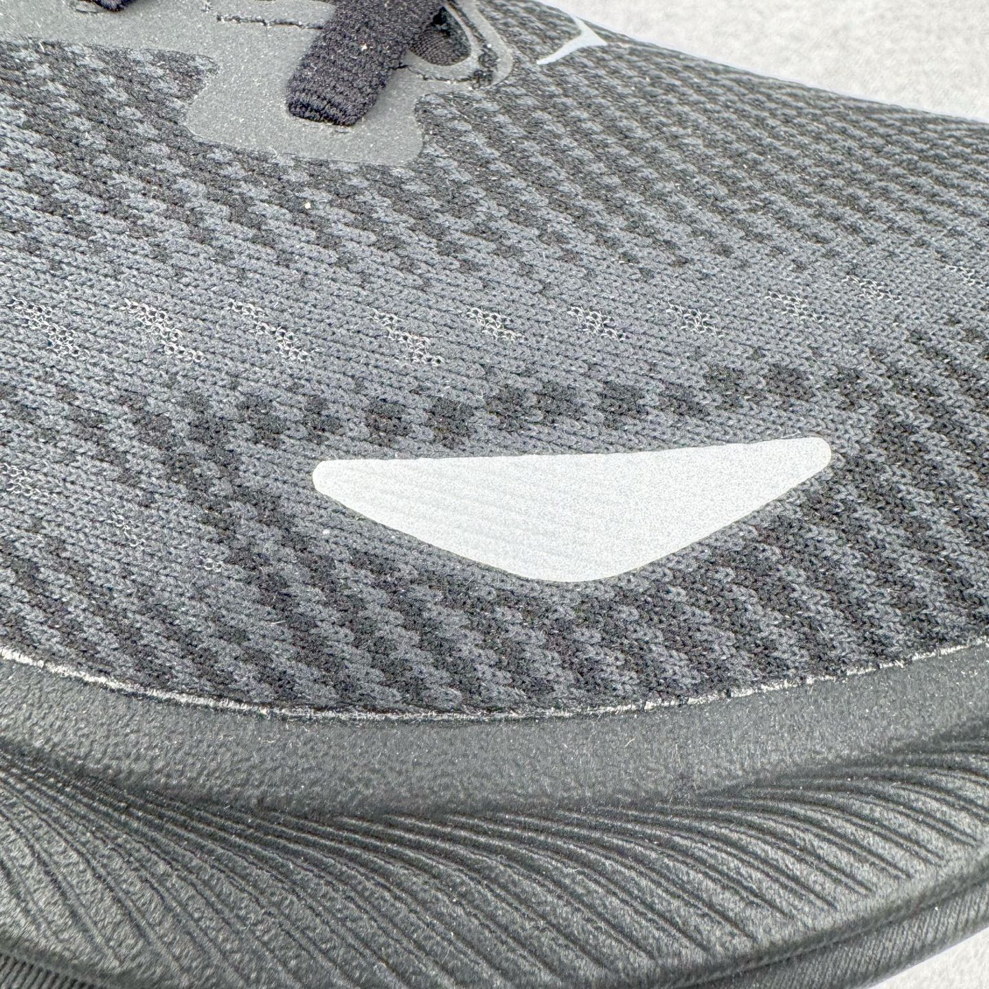 图片[17]-＃HK纯原 HOKA ONE ONE Clifton 克里夫顿9代专业性能减震公路跑步鞋 美国特供批次 轻盈透气的针织网面和纱线的使用让鞋面更挺拔 增强鞋面的强度和支撑性能 搭配柔软的鞋舌 让双脚在舒适包裹中跑的更加畅快 全新泡棉中底 柔软的同时增强回弹性能 为不同跑者提供更平稳流畅的脚感 带来全面的缓冲保护 根据人体工程学设计的延长拉襟 后跟处弹软的海绵填充舒适固定 避免掉跟和摩擦 相比上一代光滑的内衬 Clifton 9的内衬增强了摩擦力 避免双脚在鞋内滑动 尺码：36 36.5 37.5 38 38.5 39 40 40.5 41 42 42.5 43 44 44.5 45-选品中心