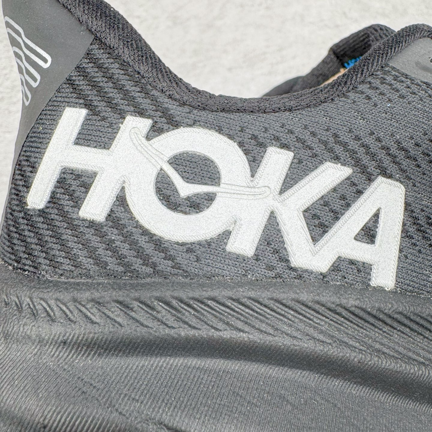 图片[16]-＃HK纯原 HOKA ONE ONE Clifton 克里夫顿9代专业性能减震公路跑步鞋 美国特供批次 轻盈透气的针织网面和纱线的使用让鞋面更挺拔 增强鞋面的强度和支撑性能 搭配柔软的鞋舌 让双脚在舒适包裹中跑的更加畅快 全新泡棉中底 柔软的同时增强回弹性能 为不同跑者提供更平稳流畅的脚感 带来全面的缓冲保护 根据人体工程学设计的延长拉襟 后跟处弹软的海绵填充舒适固定 避免掉跟和摩擦 相比上一代光滑的内衬 Clifton 9的内衬增强了摩擦力 避免双脚在鞋内滑动 尺码：36 36.5 37.5 38 38.5 39 40 40.5 41 42 42.5 43 44 44.5 45-选品中心