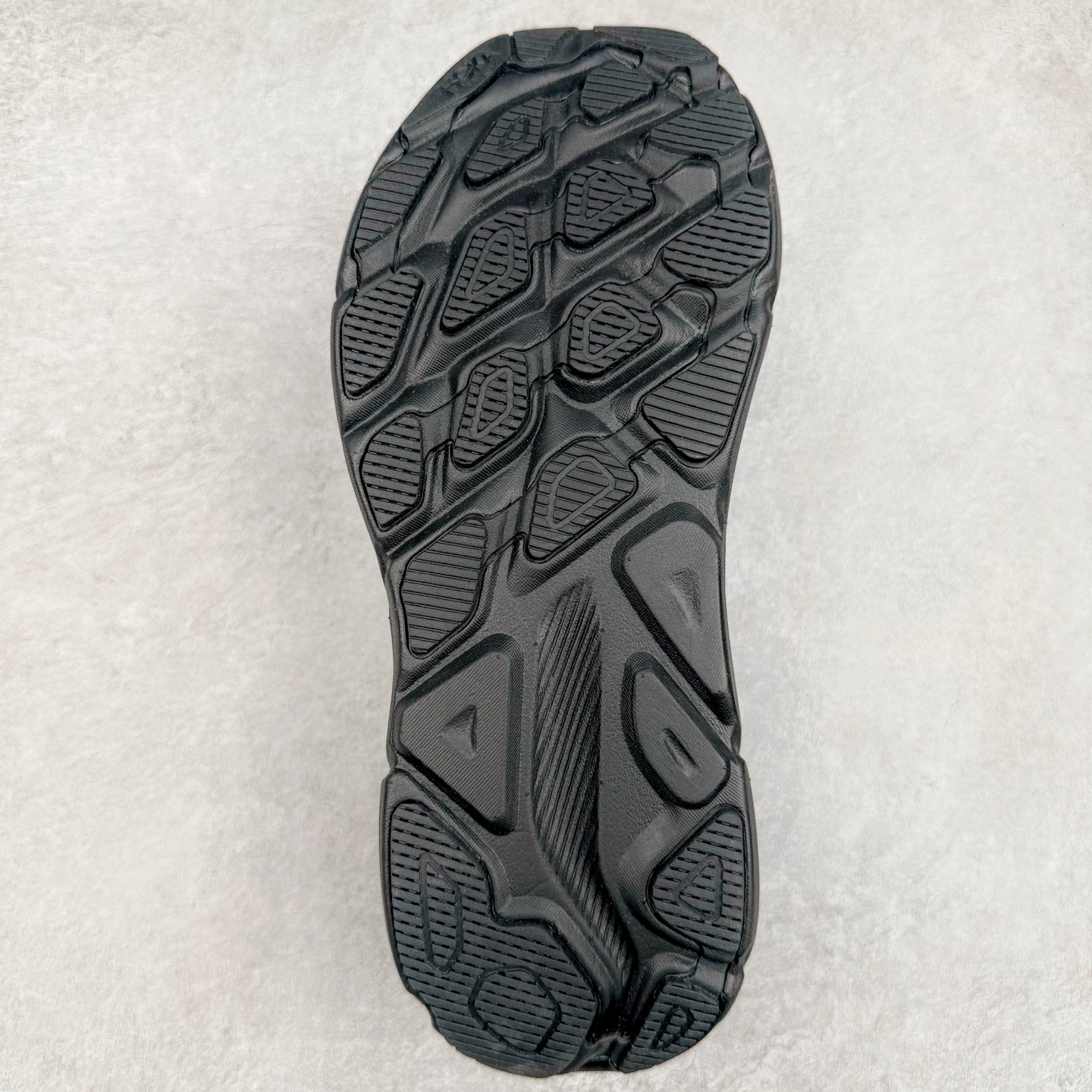 图片[9]-＃HK纯原 HOKA ONE ONE Clifton 克里夫顿9代专业性能减震公路跑步鞋 美国特供批次 轻盈透气的针织网面和纱线的使用让鞋面更挺拔 增强鞋面的强度和支撑性能 搭配柔软的鞋舌 让双脚在舒适包裹中跑的更加畅快 全新泡棉中底 柔软的同时增强回弹性能 为不同跑者提供更平稳流畅的脚感 带来全面的缓冲保护 根据人体工程学设计的延长拉襟 后跟处弹软的海绵填充舒适固定 避免掉跟和摩擦 相比上一代光滑的内衬 Clifton 9的内衬增强了摩擦力 避免双脚在鞋内滑动 尺码：36 36.5 37.5 38 38.5 39 40 40.5 41 42 42.5 43 44 44.5 45-选品中心