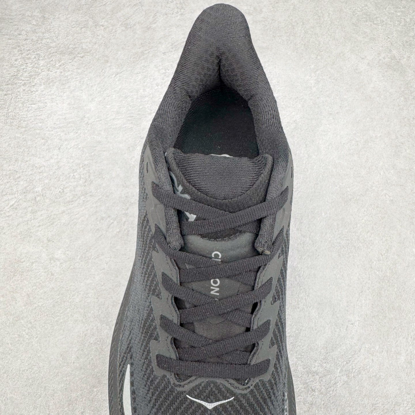 图片[5]-＃HK纯原 HOKA ONE ONE Clifton 克里夫顿9代专业性能减震公路跑步鞋 美国特供批次 轻盈透气的针织网面和纱线的使用让鞋面更挺拔 增强鞋面的强度和支撑性能 搭配柔软的鞋舌 让双脚在舒适包裹中跑的更加畅快 全新泡棉中底 柔软的同时增强回弹性能 为不同跑者提供更平稳流畅的脚感 带来全面的缓冲保护 根据人体工程学设计的延长拉襟 后跟处弹软的海绵填充舒适固定 避免掉跟和摩擦 相比上一代光滑的内衬 Clifton 9的内衬增强了摩擦力 避免双脚在鞋内滑动 尺码：36 36.5 37.5 38 38.5 39 40 40.5 41 42 42.5 43 44 44.5 45-选品中心