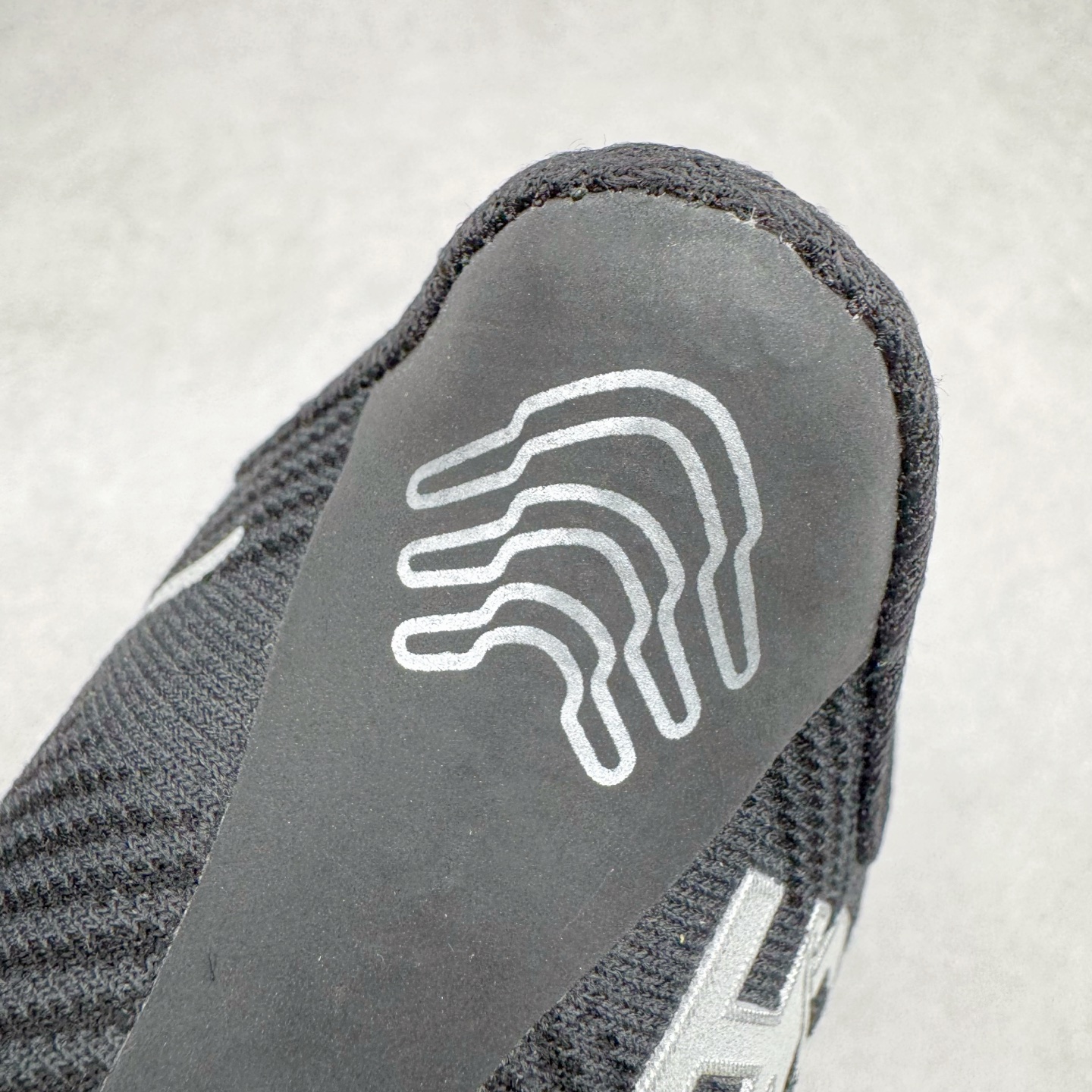 图片[15]-＃HK纯原 HOKA ONE ONE Clifton 克里夫顿9代专业性能减震公路跑步鞋 美国特供批次 轻盈透气的针织网面和纱线的使用让鞋面更挺拔 增强鞋面的强度和支撑性能 搭配柔软的鞋舌 让双脚在舒适包裹中跑的更加畅快 全新泡棉中底 柔软的同时增强回弹性能 为不同跑者提供更平稳流畅的脚感 带来全面的缓冲保护 根据人体工程学设计的延长拉襟 后跟处弹软的海绵填充舒适固定 避免掉跟和摩擦 相比上一代光滑的内衬 Clifton 9的内衬增强了摩擦力 避免双脚在鞋内滑动 尺码：36 36.5 37.5 38 38.5 39 40 40.5 41 42 42.5 43 44 44.5 45-选品中心