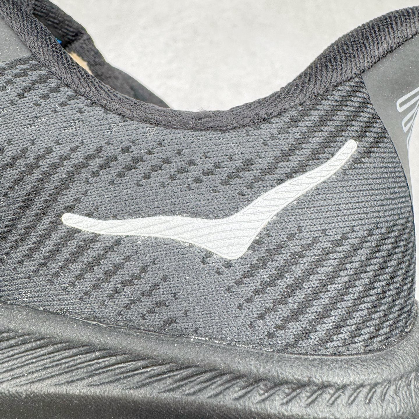 图片[14]-＃HK纯原 HOKA ONE ONE Clifton 克里夫顿9代专业性能减震公路跑步鞋 美国特供批次 轻盈透气的针织网面和纱线的使用让鞋面更挺拔 增强鞋面的强度和支撑性能 搭配柔软的鞋舌 让双脚在舒适包裹中跑的更加畅快 全新泡棉中底 柔软的同时增强回弹性能 为不同跑者提供更平稳流畅的脚感 带来全面的缓冲保护 根据人体工程学设计的延长拉襟 后跟处弹软的海绵填充舒适固定 避免掉跟和摩擦 相比上一代光滑的内衬 Clifton 9的内衬增强了摩擦力 避免双脚在鞋内滑动 尺码：36 36.5 37.5 38 38.5 39 40 40.5 41 42 42.5 43 44 44.5 45-选品中心