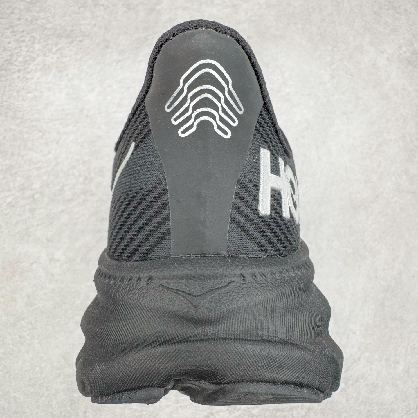 图片[8]-＃HK纯原 HOKA ONE ONE Clifton 克里夫顿9代专业性能减震公路跑步鞋 美国特供批次 轻盈透气的针织网面和纱线的使用让鞋面更挺拔 增强鞋面的强度和支撑性能 搭配柔软的鞋舌 让双脚在舒适包裹中跑的更加畅快 全新泡棉中底 柔软的同时增强回弹性能 为不同跑者提供更平稳流畅的脚感 带来全面的缓冲保护 根据人体工程学设计的延长拉襟 后跟处弹软的海绵填充舒适固定 避免掉跟和摩擦 相比上一代光滑的内衬 Clifton 9的内衬增强了摩擦力 避免双脚在鞋内滑动 尺码：36 36.5 37.5 38 38.5 39 40 40.5 41 42 42.5 43 44 44.5 45-选品中心