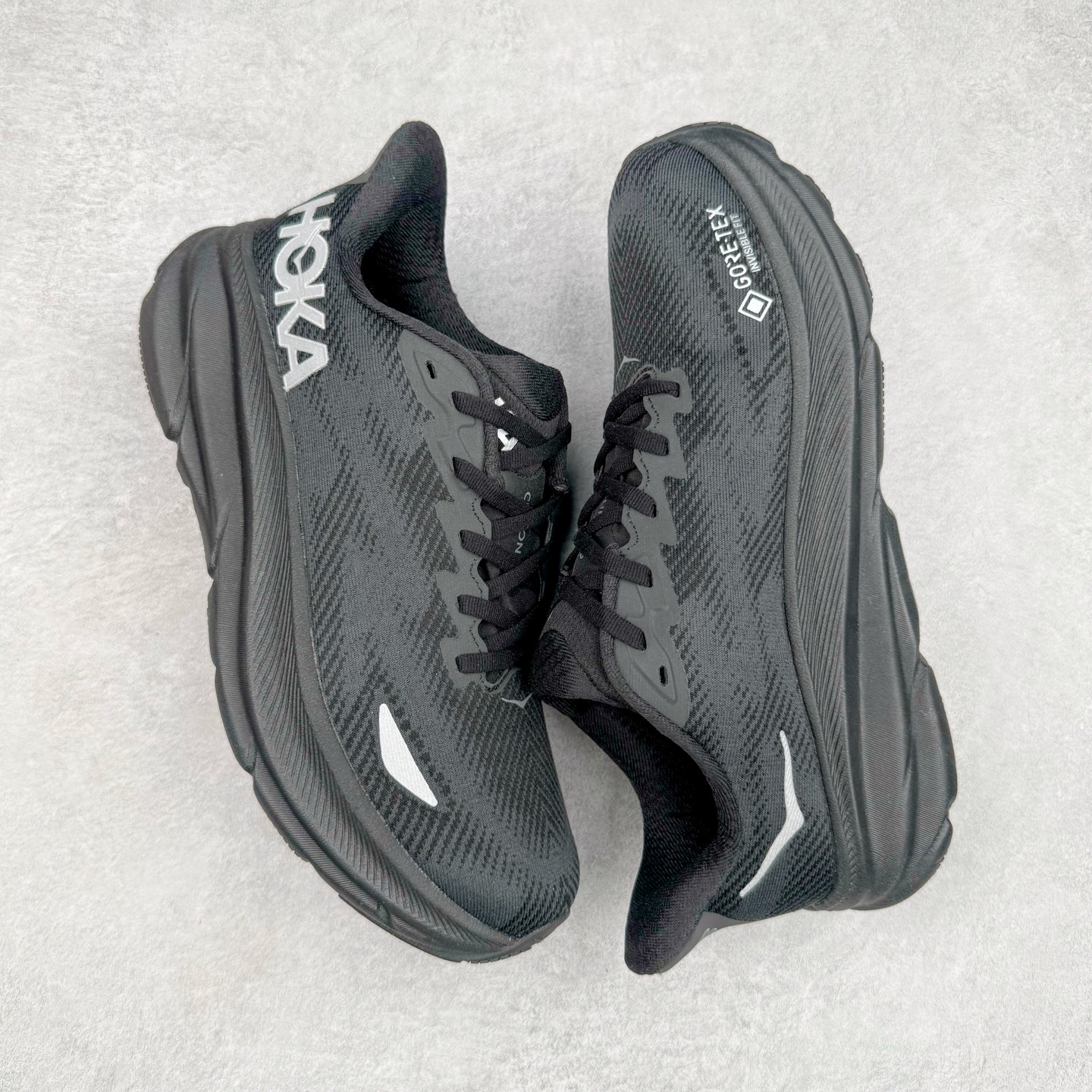 图片[3]-＃HK纯原 HOKA ONE ONE Clifton 克里夫顿9代专业性能减震公路跑步鞋 美国特供批次 轻盈透气的针织网面和纱线的使用让鞋面更挺拔 增强鞋面的强度和支撑性能 搭配柔软的鞋舌 让双脚在舒适包裹中跑的更加畅快 全新泡棉中底 柔软的同时增强回弹性能 为不同跑者提供更平稳流畅的脚感 带来全面的缓冲保护 根据人体工程学设计的延长拉襟 后跟处弹软的海绵填充舒适固定 避免掉跟和摩擦 相比上一代光滑的内衬 Clifton 9的内衬增强了摩擦力 避免双脚在鞋内滑动 尺码：36 36.5 37.5 38 38.5 39 40 40.5 41 42 42.5 43 44 44.5 45-选品中心