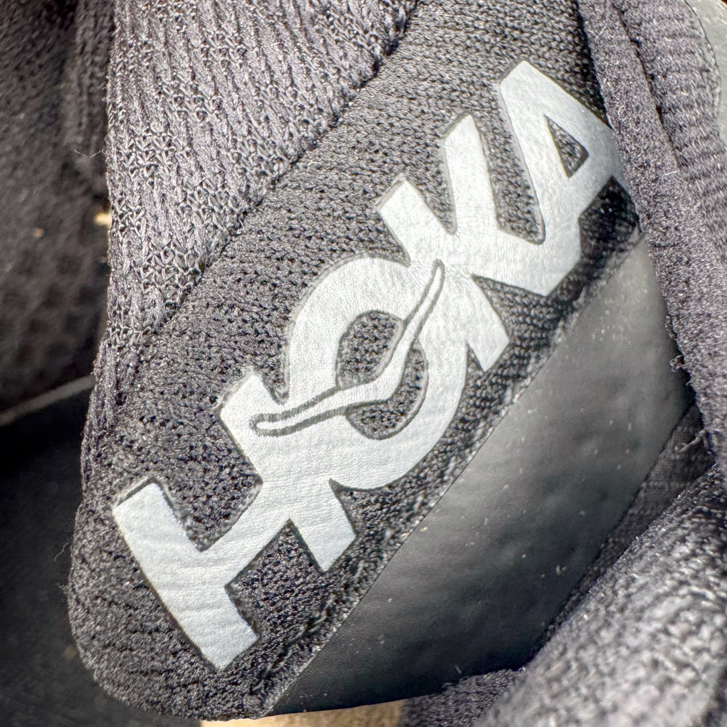 图片[12]-＃HK纯原 HOKA ONE ONE Clifton 克里夫顿9代专业性能减震公路跑步鞋 美国特供批次 轻盈透气的针织网面和纱线的使用让鞋面更挺拔 增强鞋面的强度和支撑性能 搭配柔软的鞋舌 让双脚在舒适包裹中跑的更加畅快 全新泡棉中底 柔软的同时增强回弹性能 为不同跑者提供更平稳流畅的脚感 带来全面的缓冲保护 根据人体工程学设计的延长拉襟 后跟处弹软的海绵填充舒适固定 避免掉跟和摩擦 相比上一代光滑的内衬 Clifton 9的内衬增强了摩擦力 避免双脚在鞋内滑动 尺码：36 36.5 37.5 38 38.5 39 40 40.5 41 42 42.5 43 44 44.5 45-选品中心