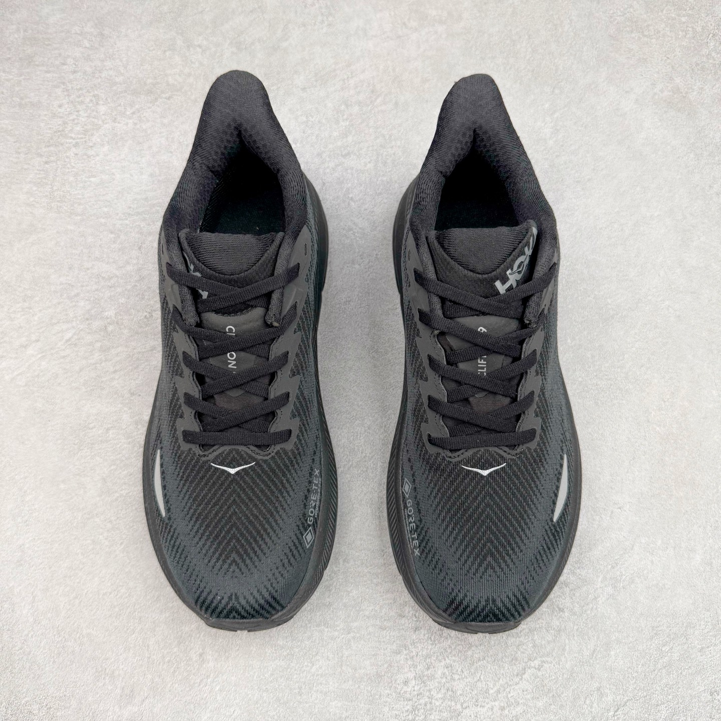 图片[2]-＃HK纯原 HOKA ONE ONE Clifton 克里夫顿9代专业性能减震公路跑步鞋 美国特供批次 轻盈透气的针织网面和纱线的使用让鞋面更挺拔 增强鞋面的强度和支撑性能 搭配柔软的鞋舌 让双脚在舒适包裹中跑的更加畅快 全新泡棉中底 柔软的同时增强回弹性能 为不同跑者提供更平稳流畅的脚感 带来全面的缓冲保护 根据人体工程学设计的延长拉襟 后跟处弹软的海绵填充舒适固定 避免掉跟和摩擦 相比上一代光滑的内衬 Clifton 9的内衬增强了摩擦力 避免双脚在鞋内滑动 尺码：36 36.5 37.5 38 38.5 39 40 40.5 41 42 42.5 43 44 44.5 45-选品中心