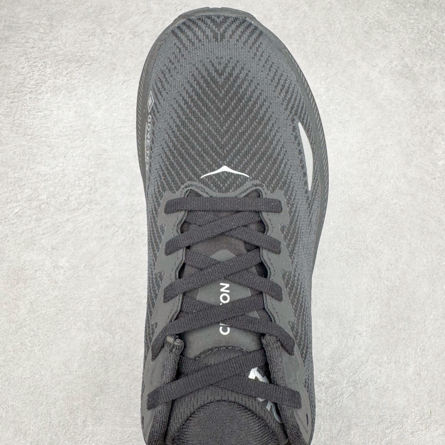 图片[4]-＃HK纯原 HOKA ONE ONE Clifton 克里夫顿9代专业性能减震公路跑步鞋 美国特供批次 轻盈透气的针织网面和纱线的使用让鞋面更挺拔 增强鞋面的强度和支撑性能 搭配柔软的鞋舌 让双脚在舒适包裹中跑的更加畅快 全新泡棉中底 柔软的同时增强回弹性能 为不同跑者提供更平稳流畅的脚感 带来全面的缓冲保护 根据人体工程学设计的延长拉襟 后跟处弹软的海绵填充舒适固定 避免掉跟和摩擦 相比上一代光滑的内衬 Clifton 9的内衬增强了摩擦力 避免双脚在鞋内滑动 尺码：36 36.5 37.5 38 38.5 39 40 40.5 41 42 42.5 43 44 44.5 45-选品中心