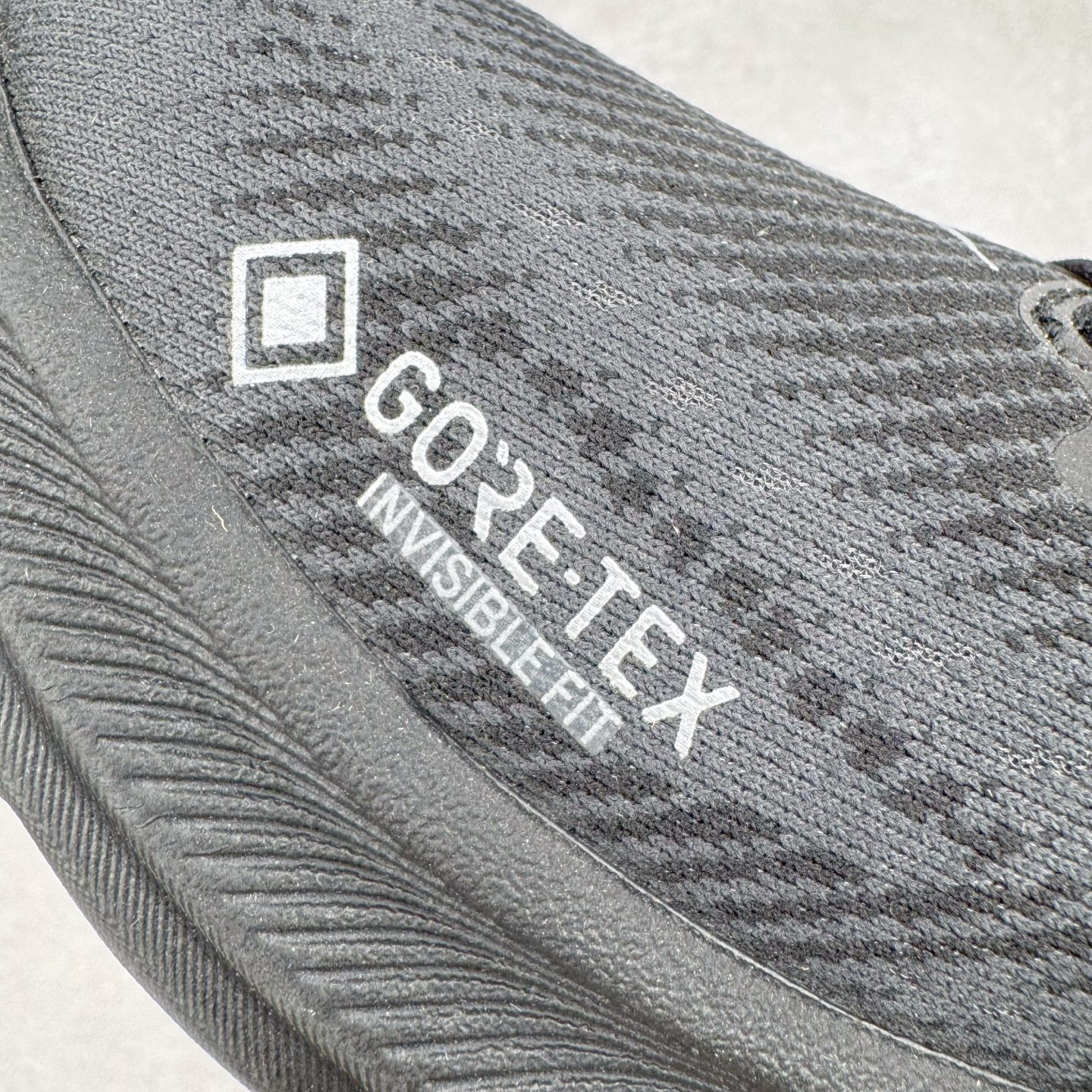 图片[13]-＃HK纯原 HOKA ONE ONE Clifton 克里夫顿9代专业性能减震公路跑步鞋 美国特供批次 轻盈透气的针织网面和纱线的使用让鞋面更挺拔 增强鞋面的强度和支撑性能 搭配柔软的鞋舌 让双脚在舒适包裹中跑的更加畅快 全新泡棉中底 柔软的同时增强回弹性能 为不同跑者提供更平稳流畅的脚感 带来全面的缓冲保护 根据人体工程学设计的延长拉襟 后跟处弹软的海绵填充舒适固定 避免掉跟和摩擦 相比上一代光滑的内衬 Clifton 9的内衬增强了摩擦力 避免双脚在鞋内滑动 尺码：36 36.5 37.5 38 38.5 39 40 40.5 41 42 42.5 43 44 44.5 45-选品中心