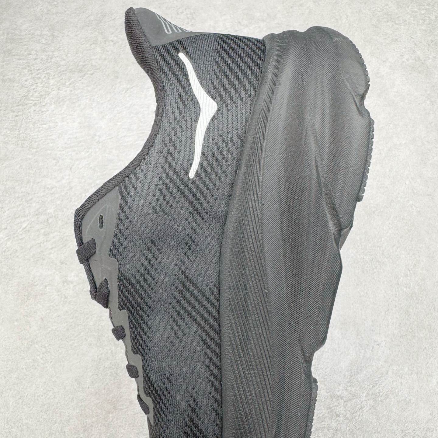 图片[7]-＃HK纯原 HOKA ONE ONE Clifton 克里夫顿9代专业性能减震公路跑步鞋 美国特供批次 轻盈透气的针织网面和纱线的使用让鞋面更挺拔 增强鞋面的强度和支撑性能 搭配柔软的鞋舌 让双脚在舒适包裹中跑的更加畅快 全新泡棉中底 柔软的同时增强回弹性能 为不同跑者提供更平稳流畅的脚感 带来全面的缓冲保护 根据人体工程学设计的延长拉襟 后跟处弹软的海绵填充舒适固定 避免掉跟和摩擦 相比上一代光滑的内衬 Clifton 9的内衬增强了摩擦力 避免双脚在鞋内滑动 尺码：36 36.5 37.5 38 38.5 39 40 40.5 41 42 42.5 43 44 44.5 45-选品中心