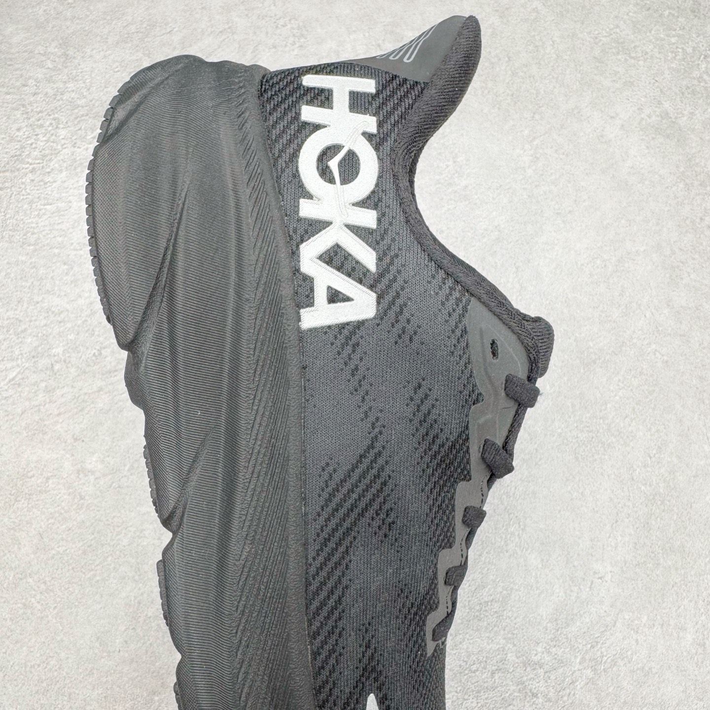 图片[6]-＃HK纯原 HOKA ONE ONE Clifton 克里夫顿9代专业性能减震公路跑步鞋 美国特供批次 轻盈透气的针织网面和纱线的使用让鞋面更挺拔 增强鞋面的强度和支撑性能 搭配柔软的鞋舌 让双脚在舒适包裹中跑的更加畅快 全新泡棉中底 柔软的同时增强回弹性能 为不同跑者提供更平稳流畅的脚感 带来全面的缓冲保护 根据人体工程学设计的延长拉襟 后跟处弹软的海绵填充舒适固定 避免掉跟和摩擦 相比上一代光滑的内衬 Clifton 9的内衬增强了摩擦力 避免双脚在鞋内滑动 尺码：36 36.5 37.5 38 38.5 39 40 40.5 41 42 42.5 43 44 44.5 45-选品中心