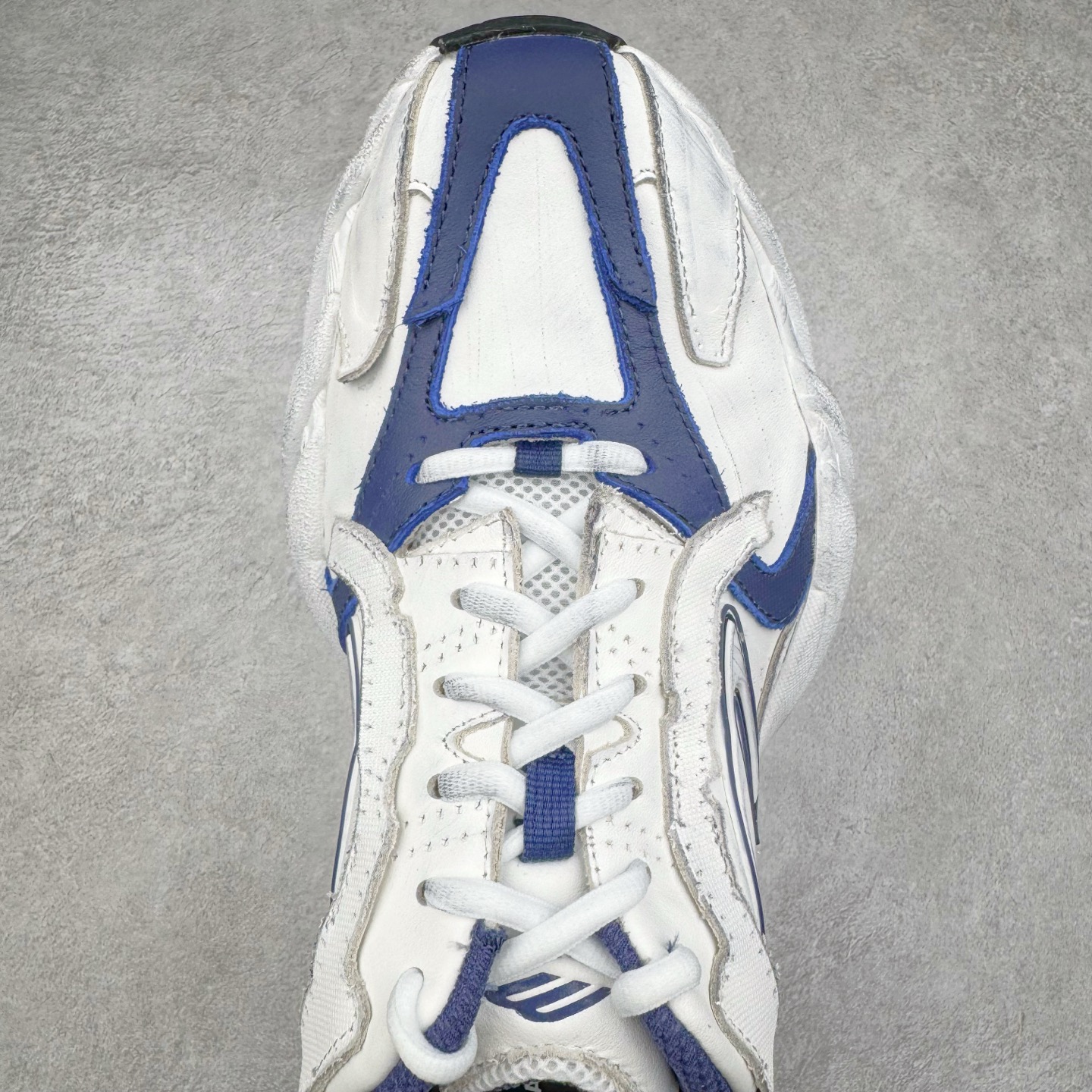 图片[4]-＃VG零售版 Balenciaga Monday 巴黎世家圆头厚底低帮老爹鞋 全套原纸板楦头开发 最原汁原味的灵魂版型 全鞋荧光划线卡点 胶水把控整洁度追求极致完美 每一双都是工艺品 多重QC质检 超越公司货的品控标准 实实在在的免检产品 原盒原配 正确字体电绣 粗细、位置、大小正确 侧边TPU 透气孔匹配意产原版 正确分离大底 TPU软底 原版一致大底LOGO 立体感十足 原厂皮料水洗做旧 采购原厂网纱 偏大一码 尺码：35 36 37 38 39 40 41 42 43 44 45 46-选品中心