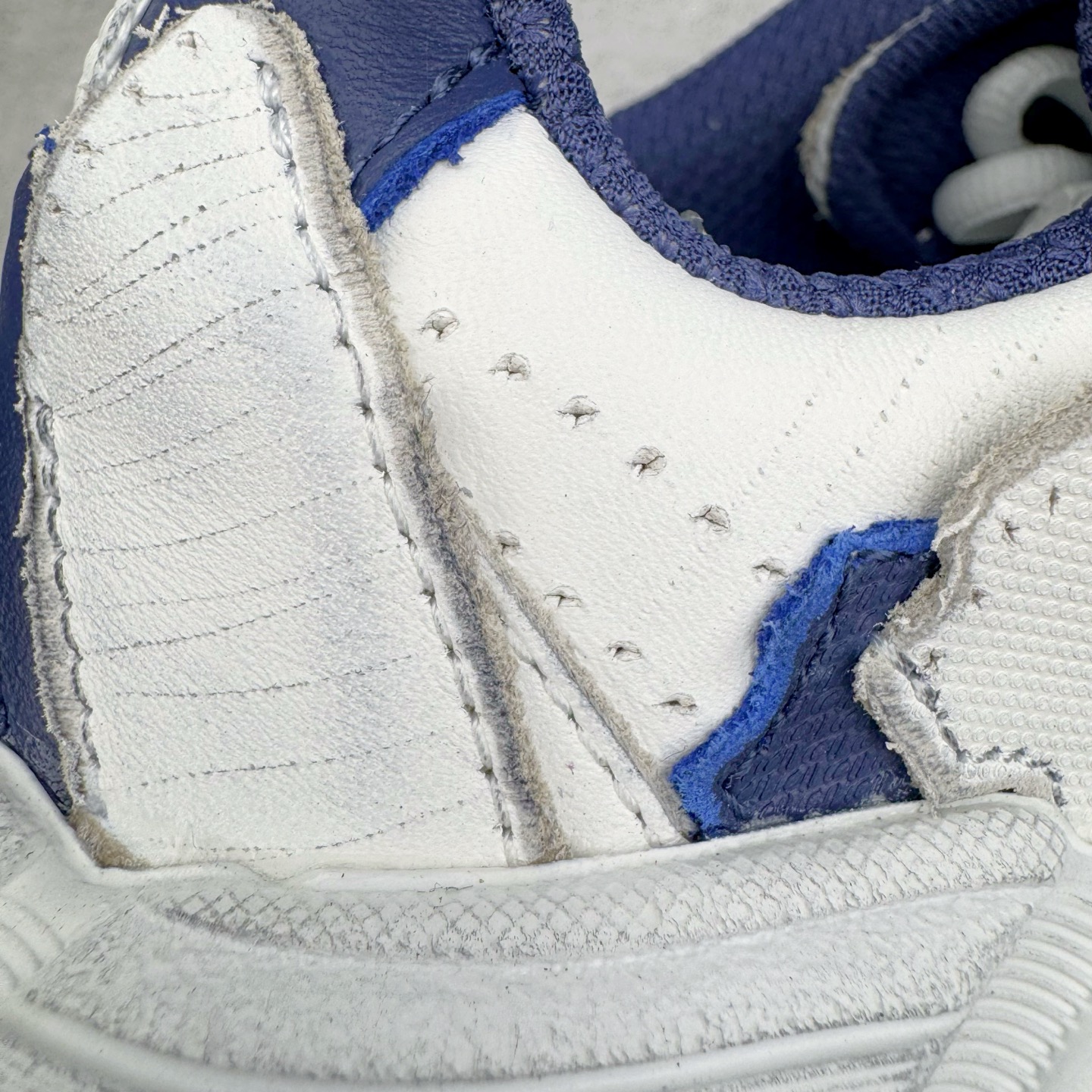 图片[18]-＃VG零售版 Balenciaga Monday 巴黎世家圆头厚底低帮老爹鞋 全套原纸板楦头开发 最原汁原味的灵魂版型 全鞋荧光划线卡点 胶水把控整洁度追求极致完美 每一双都是工艺品 多重QC质检 超越公司货的品控标准 实实在在的免检产品 原盒原配 正确字体电绣 粗细、位置、大小正确 侧边TPU 透气孔匹配意产原版 正确分离大底 TPU软底 原版一致大底LOGO 立体感十足 原厂皮料水洗做旧 采购原厂网纱 偏大一码 尺码：35 36 37 38 39 40 41 42 43 44 45 46-选品中心