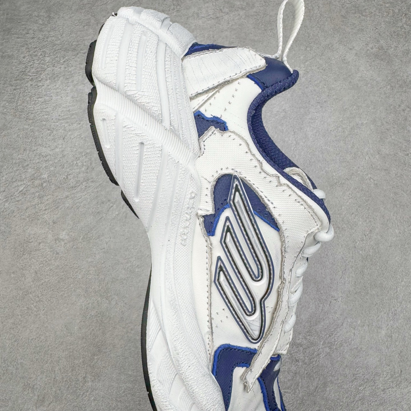 图片[6]-＃VG零售版 Balenciaga Monday 巴黎世家圆头厚底低帮老爹鞋 全套原纸板楦头开发 最原汁原味的灵魂版型 全鞋荧光划线卡点 胶水把控整洁度追求极致完美 每一双都是工艺品 多重QC质检 超越公司货的品控标准 实实在在的免检产品 原盒原配 正确字体电绣 粗细、位置、大小正确 侧边TPU 透气孔匹配意产原版 正确分离大底 TPU软底 原版一致大底LOGO 立体感十足 原厂皮料水洗做旧 采购原厂网纱 偏大一码 尺码：35 36 37 38 39 40 41 42 43 44 45 46-选品中心