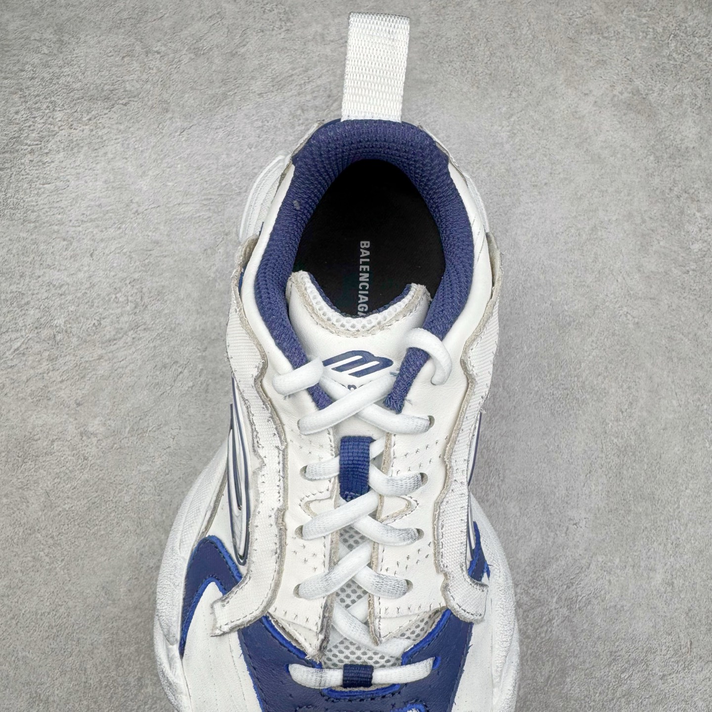 图片[5]-＃VG零售版 Balenciaga Monday 巴黎世家圆头厚底低帮老爹鞋 全套原纸板楦头开发 最原汁原味的灵魂版型 全鞋荧光划线卡点 胶水把控整洁度追求极致完美 每一双都是工艺品 多重QC质检 超越公司货的品控标准 实实在在的免检产品 原盒原配 正确字体电绣 粗细、位置、大小正确 侧边TPU 透气孔匹配意产原版 正确分离大底 TPU软底 原版一致大底LOGO 立体感十足 原厂皮料水洗做旧 采购原厂网纱 偏大一码 尺码：35 36 37 38 39 40 41 42 43 44 45 46-选品中心