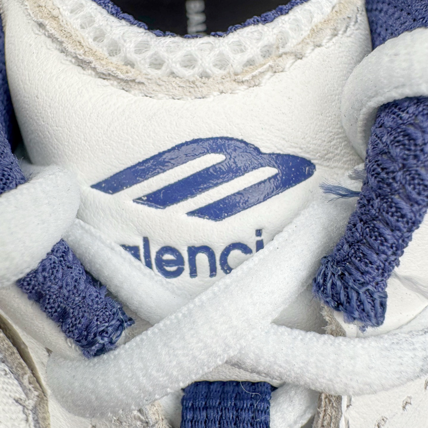 图片[16]-＃VG零售版 Balenciaga Monday 巴黎世家圆头厚底低帮老爹鞋 全套原纸板楦头开发 最原汁原味的灵魂版型 全鞋荧光划线卡点 胶水把控整洁度追求极致完美 每一双都是工艺品 多重QC质检 超越公司货的品控标准 实实在在的免检产品 原盒原配 正确字体电绣 粗细、位置、大小正确 侧边TPU 透气孔匹配意产原版 正确分离大底 TPU软底 原版一致大底LOGO 立体感十足 原厂皮料水洗做旧 采购原厂网纱 偏大一码 尺码：35 36 37 38 39 40 41 42 43 44 45 46-选品中心