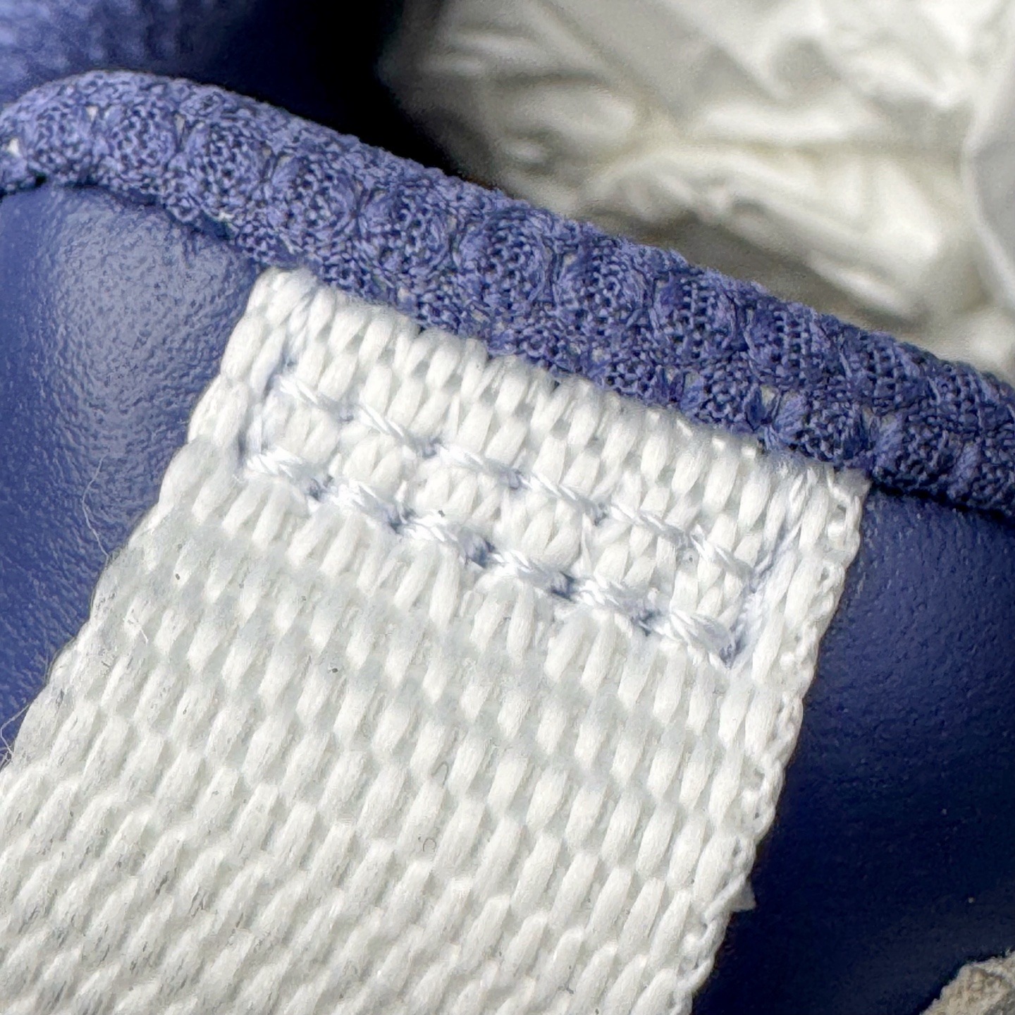 图片[10]-＃VG零售版 Balenciaga Monday 巴黎世家圆头厚底低帮老爹鞋 全套原纸板楦头开发 最原汁原味的灵魂版型 全鞋荧光划线卡点 胶水把控整洁度追求极致完美 每一双都是工艺品 多重QC质检 超越公司货的品控标准 实实在在的免检产品 原盒原配 正确字体电绣 粗细、位置、大小正确 侧边TPU 透气孔匹配意产原版 正确分离大底 TPU软底 原版一致大底LOGO 立体感十足 原厂皮料水洗做旧 采购原厂网纱 偏大一码 尺码：35 36 37 38 39 40 41 42 43 44 45 46-选品中心