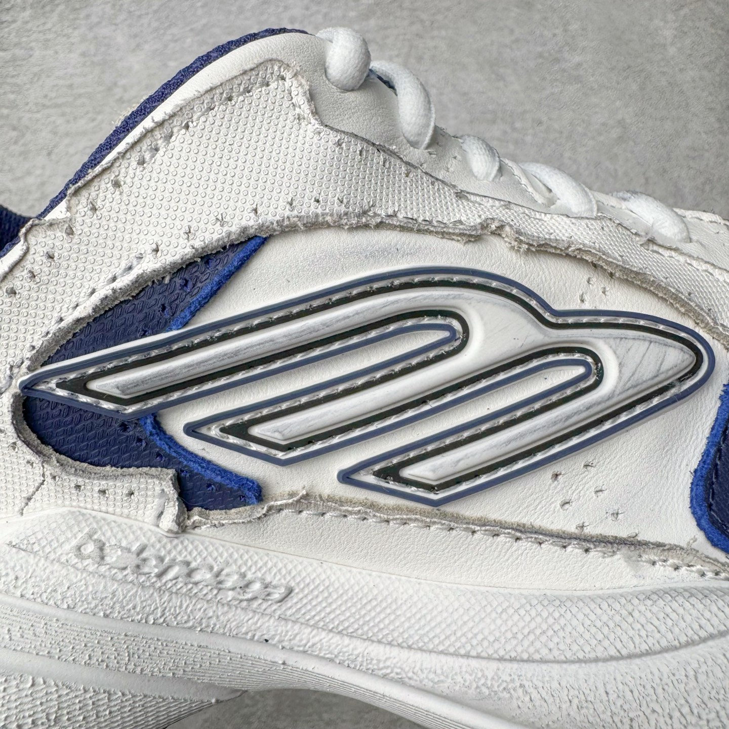 图片[12]-＃VG零售版 Balenciaga Monday 巴黎世家圆头厚底低帮老爹鞋 全套原纸板楦头开发 最原汁原味的灵魂版型 全鞋荧光划线卡点 胶水把控整洁度追求极致完美 每一双都是工艺品 多重QC质检 超越公司货的品控标准 实实在在的免检产品 原盒原配 正确字体电绣 粗细、位置、大小正确 侧边TPU 透气孔匹配意产原版 正确分离大底 TPU软底 原版一致大底LOGO 立体感十足 原厂皮料水洗做旧 采购原厂网纱 偏大一码 尺码：35 36 37 38 39 40 41 42 43 44 45 46-选品中心