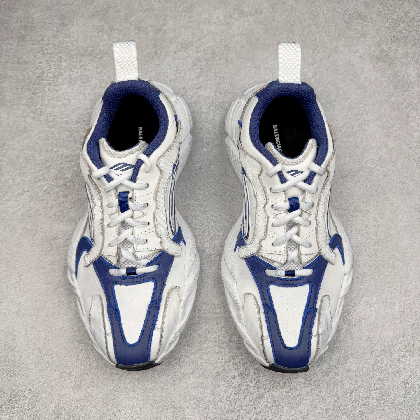 图片[2]-＃VG零售版 Balenciaga Monday 巴黎世家圆头厚底低帮老爹鞋 全套原纸板楦头开发 最原汁原味的灵魂版型 全鞋荧光划线卡点 胶水把控整洁度追求极致完美 每一双都是工艺品 多重QC质检 超越公司货的品控标准 实实在在的免检产品 原盒原配 正确字体电绣 粗细、位置、大小正确 侧边TPU 透气孔匹配意产原版 正确分离大底 TPU软底 原版一致大底LOGO 立体感十足 原厂皮料水洗做旧 采购原厂网纱 偏大一码 尺码：35 36 37 38 39 40 41 42 43 44 45 46-选品中心