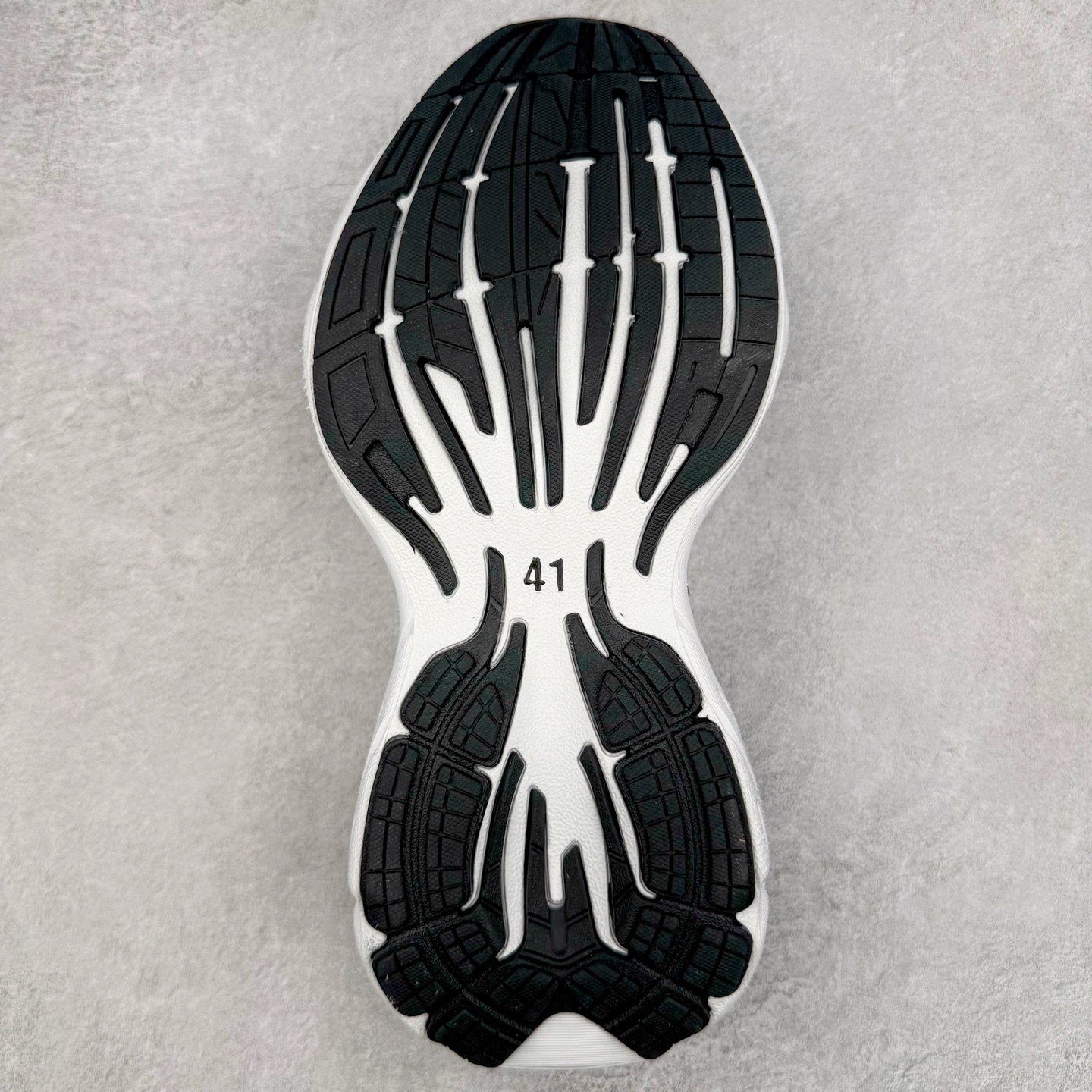 图片[9]-＃VG零售版 Balenciaga Monday 巴黎世家圆头厚底低帮老爹鞋 全套原纸板楦头开发 最原汁原味的灵魂版型 全鞋荧光划线卡点 胶水把控整洁度追求极致完美 每一双都是工艺品 多重QC质检 超越公司货的品控标准 实实在在的免检产品 原盒原配 正确字体电绣 粗细、位置、大小正确 侧边TPU 透气孔匹配意产原版 正确分离大底 TPU软底 原版一致大底LOGO 立体感十足 原厂皮料水洗做旧 采购原厂网纱 偏大一码 尺码：35 36 37 38 39 40 41 42 43 44 45 46-选品中心