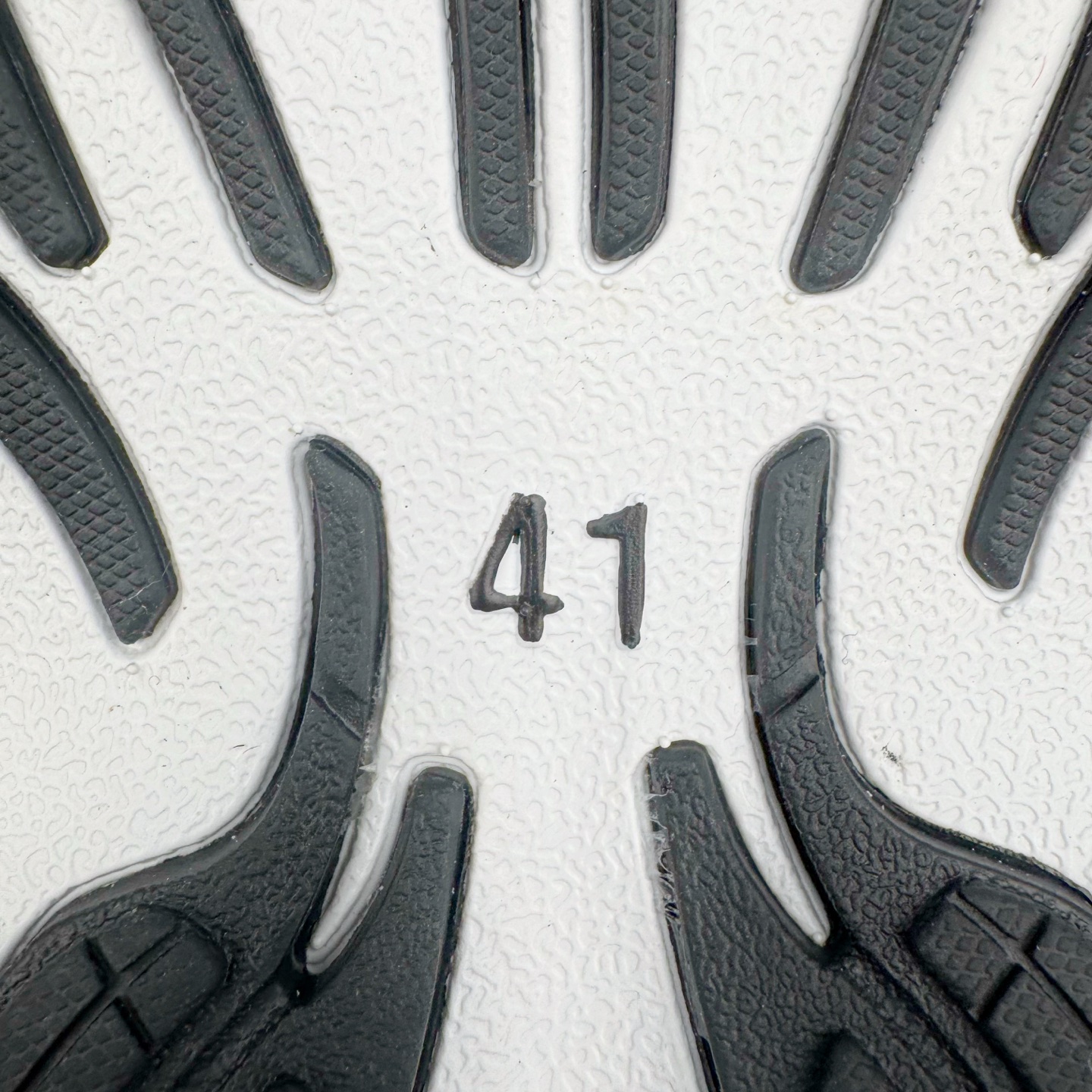 图片[20]-＃VG零售版 Balenciaga Monday 巴黎世家圆头厚底低帮老爹鞋 全套原纸板楦头开发 最原汁原味的灵魂版型 全鞋荧光划线卡点 胶水把控整洁度追求极致完美 每一双都是工艺品 多重QC质检 超越公司货的品控标准 实实在在的免检产品 原盒原配 正确字体电绣 粗细、位置、大小正确 侧边TPU 透气孔匹配意产原版 正确分离大底 TPU软底 原版一致大底LOGO 立体感十足 原厂皮料水洗做旧 采购原厂网纱 偏大一码 尺码：35 36 37 38 39 40 41 42 43 44 45 46-选品中心