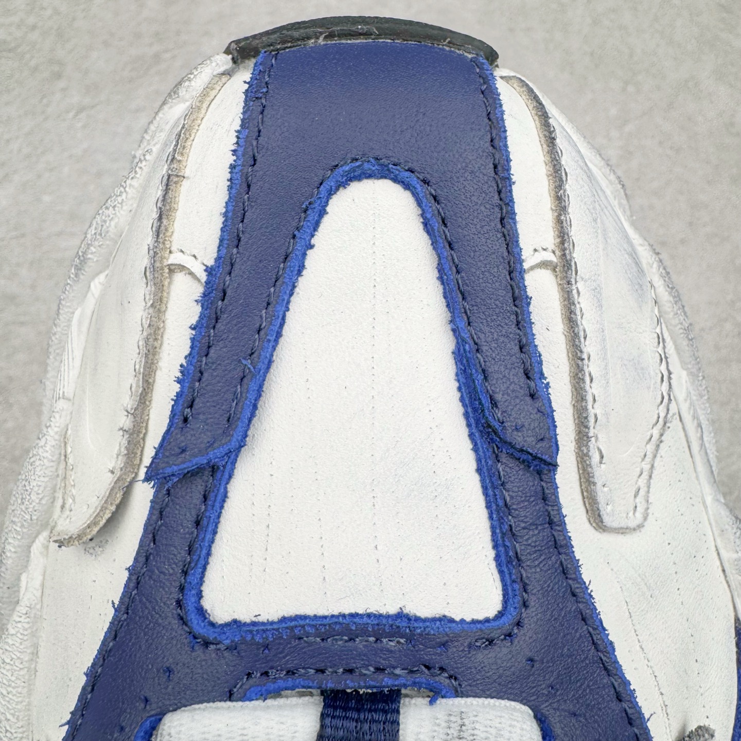 图片[17]-＃VG零售版 Balenciaga Monday 巴黎世家圆头厚底低帮老爹鞋 全套原纸板楦头开发 最原汁原味的灵魂版型 全鞋荧光划线卡点 胶水把控整洁度追求极致完美 每一双都是工艺品 多重QC质检 超越公司货的品控标准 实实在在的免检产品 原盒原配 正确字体电绣 粗细、位置、大小正确 侧边TPU 透气孔匹配意产原版 正确分离大底 TPU软底 原版一致大底LOGO 立体感十足 原厂皮料水洗做旧 采购原厂网纱 偏大一码 尺码：35 36 37 38 39 40 41 42 43 44 45 46-选品中心