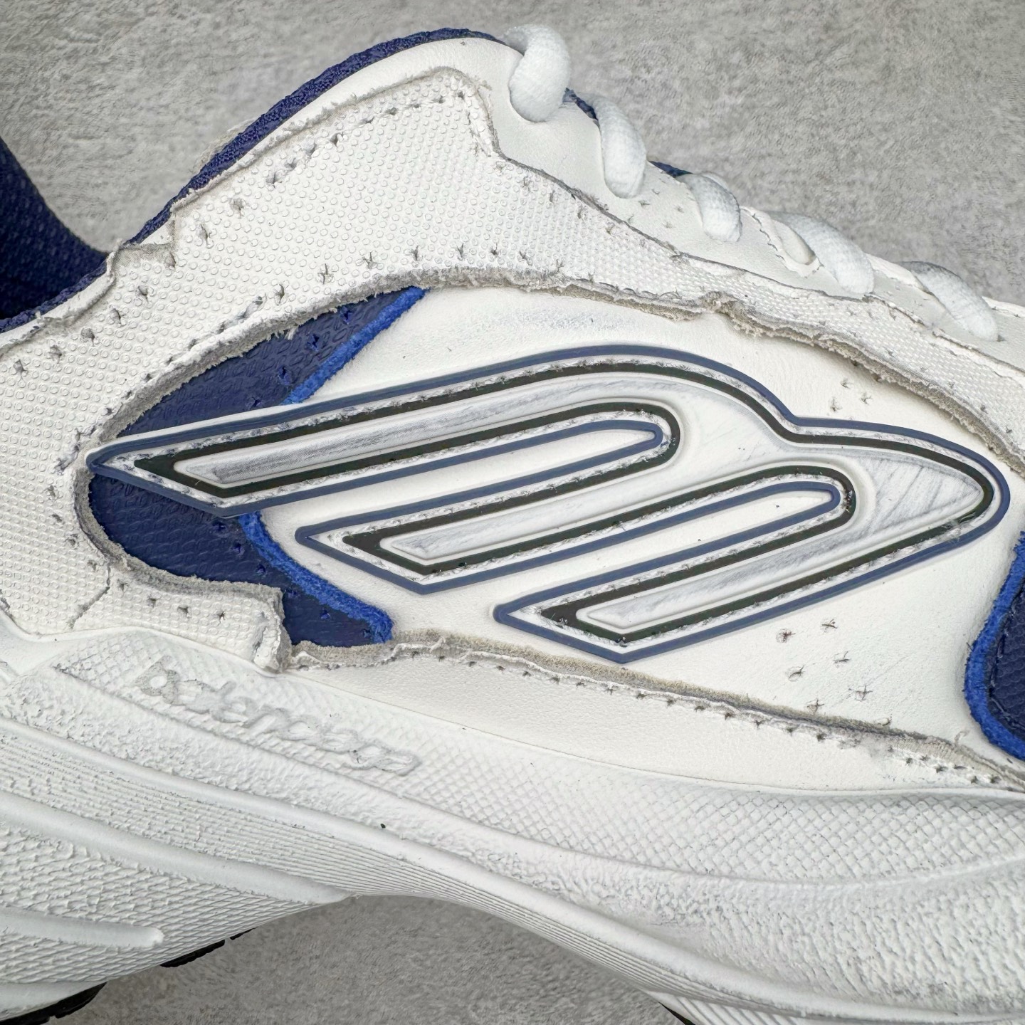 图片[19]-＃VG零售版 Balenciaga Monday 巴黎世家圆头厚底低帮老爹鞋 全套原纸板楦头开发 最原汁原味的灵魂版型 全鞋荧光划线卡点 胶水把控整洁度追求极致完美 每一双都是工艺品 多重QC质检 超越公司货的品控标准 实实在在的免检产品 原盒原配 正确字体电绣 粗细、位置、大小正确 侧边TPU 透气孔匹配意产原版 正确分离大底 TPU软底 原版一致大底LOGO 立体感十足 原厂皮料水洗做旧 采购原厂网纱 偏大一码 尺码：35 36 37 38 39 40 41 42 43 44 45 46-选品中心