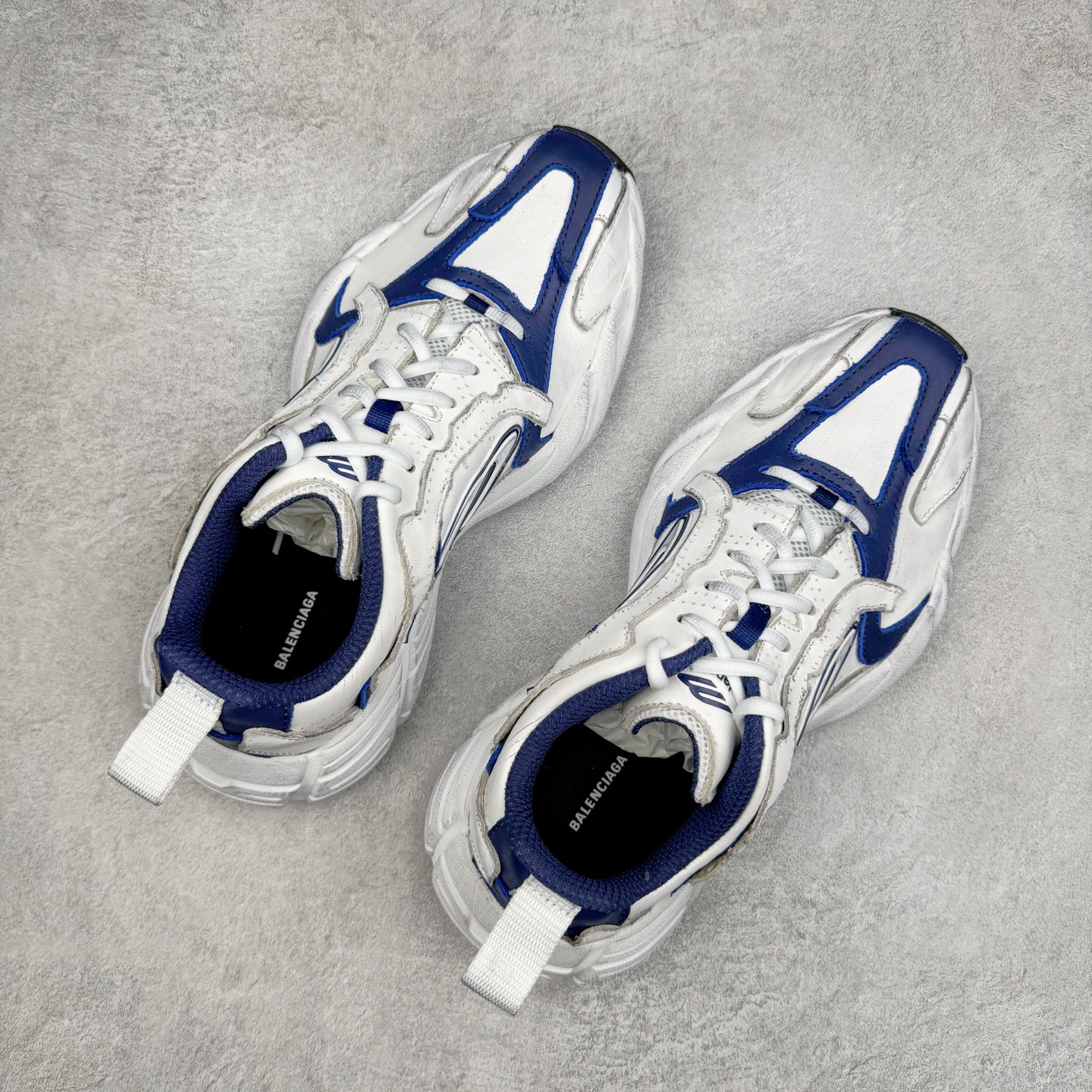 图片[3]-＃VG零售版 Balenciaga Monday 巴黎世家圆头厚底低帮老爹鞋 全套原纸板楦头开发 最原汁原味的灵魂版型 全鞋荧光划线卡点 胶水把控整洁度追求极致完美 每一双都是工艺品 多重QC质检 超越公司货的品控标准 实实在在的免检产品 原盒原配 正确字体电绣 粗细、位置、大小正确 侧边TPU 透气孔匹配意产原版 正确分离大底 TPU软底 原版一致大底LOGO 立体感十足 原厂皮料水洗做旧 采购原厂网纱 偏大一码 尺码：35 36 37 38 39 40 41 42 43 44 45 46-选品中心