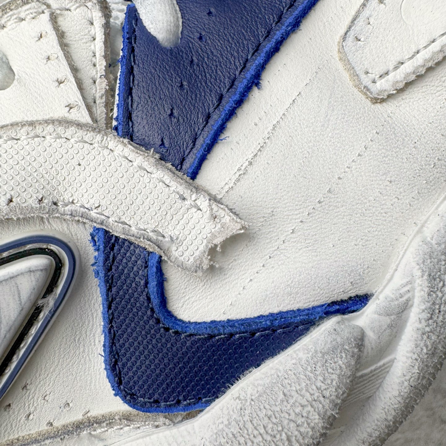 图片[11]-＃VG零售版 Balenciaga Monday 巴黎世家圆头厚底低帮老爹鞋 全套原纸板楦头开发 最原汁原味的灵魂版型 全鞋荧光划线卡点 胶水把控整洁度追求极致完美 每一双都是工艺品 多重QC质检 超越公司货的品控标准 实实在在的免检产品 原盒原配 正确字体电绣 粗细、位置、大小正确 侧边TPU 透气孔匹配意产原版 正确分离大底 TPU软底 原版一致大底LOGO 立体感十足 原厂皮料水洗做旧 采购原厂网纱 偏大一码 尺码：35 36 37 38 39 40 41 42 43 44 45 46-选品中心