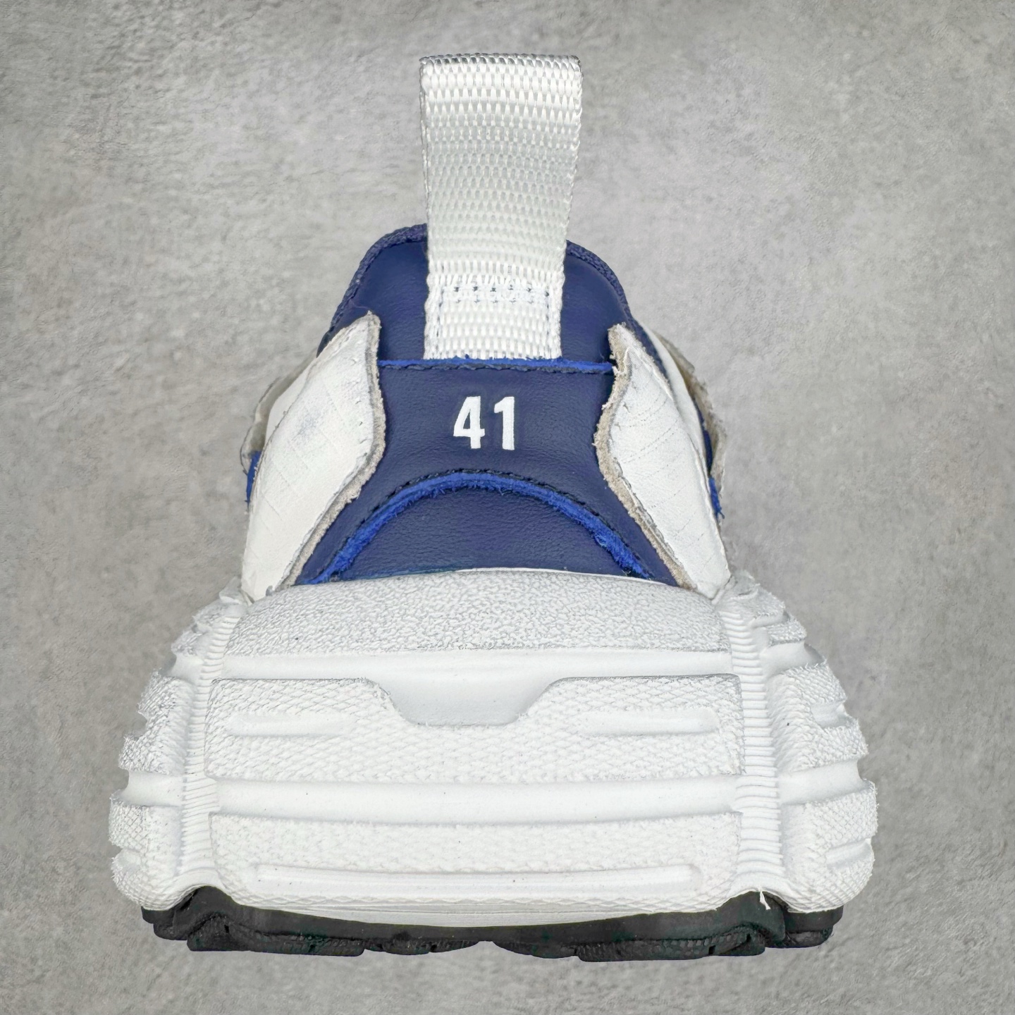 图片[8]-＃VG零售版 Balenciaga Monday 巴黎世家圆头厚底低帮老爹鞋 全套原纸板楦头开发 最原汁原味的灵魂版型 全鞋荧光划线卡点 胶水把控整洁度追求极致完美 每一双都是工艺品 多重QC质检 超越公司货的品控标准 实实在在的免检产品 原盒原配 正确字体电绣 粗细、位置、大小正确 侧边TPU 透气孔匹配意产原版 正确分离大底 TPU软底 原版一致大底LOGO 立体感十足 原厂皮料水洗做旧 采购原厂网纱 偏大一码 尺码：35 36 37 38 39 40 41 42 43 44 45 46-选品中心