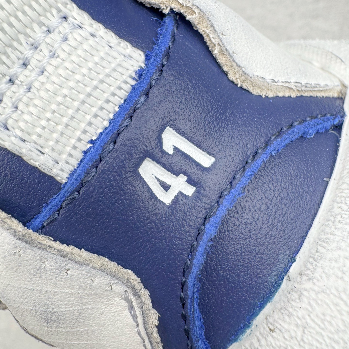 图片[15]-＃VG零售版 Balenciaga Monday 巴黎世家圆头厚底低帮老爹鞋 全套原纸板楦头开发 最原汁原味的灵魂版型 全鞋荧光划线卡点 胶水把控整洁度追求极致完美 每一双都是工艺品 多重QC质检 超越公司货的品控标准 实实在在的免检产品 原盒原配 正确字体电绣 粗细、位置、大小正确 侧边TPU 透气孔匹配意产原版 正确分离大底 TPU软底 原版一致大底LOGO 立体感十足 原厂皮料水洗做旧 采购原厂网纱 偏大一码 尺码：35 36 37 38 39 40 41 42 43 44 45 46-选品中心