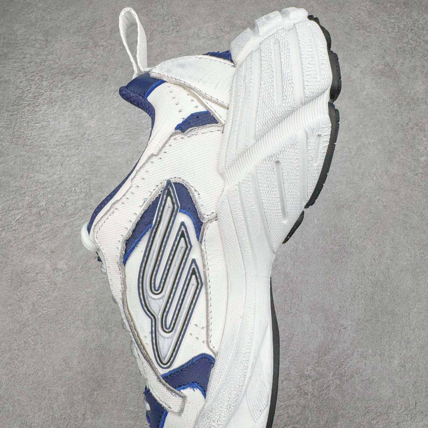 图片[7]-＃VG零售版 Balenciaga Monday 巴黎世家圆头厚底低帮老爹鞋 全套原纸板楦头开发 最原汁原味的灵魂版型 全鞋荧光划线卡点 胶水把控整洁度追求极致完美 每一双都是工艺品 多重QC质检 超越公司货的品控标准 实实在在的免检产品 原盒原配 正确字体电绣 粗细、位置、大小正确 侧边TPU 透气孔匹配意产原版 正确分离大底 TPU软底 原版一致大底LOGO 立体感十足 原厂皮料水洗做旧 采购原厂网纱 偏大一码 尺码：35 36 37 38 39 40 41 42 43 44 45 46-选品中心