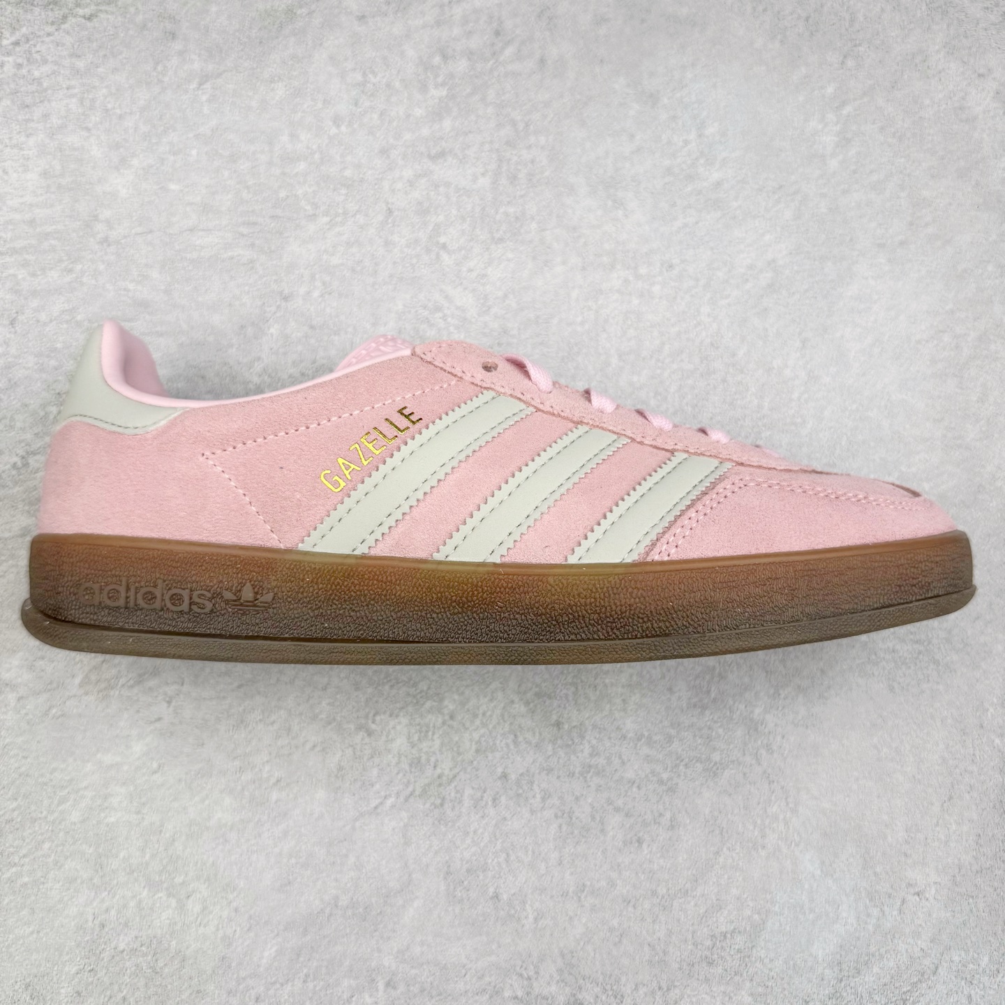 ＃HP纯原 AD Original Gazelle Trainers 瞪羚室内鞋系列低帮复古百搭休闲运动德训风板鞋 JI2716 高端零售特供批次 原厂定制长毛翻毛皮组合环保纤维革鞋面材质 内置环保海玻璃鞋垫 外置RB橡胶大底 产品品控稳定性领先行业 原厂全套原楦原纸板冲刀磨具开发 原厂皮料加持 原厂港宝加持定型后跟R度完美 将复古进行到底 简约流畅 三十年不变经典 这款Gazelle运动鞋 无论面料、配色、质感或设计 都只在重现其1991年原款的经典 皮革鞋面 撞色三条纹和鞋跟标的设计 力求呈现90年代的经典复古风潮 Samba火热的同时 也带动了其它的复古鞋型 Gazelle便是其中一只 Gazelle Indoor拥有包边更宽的T字型鞋头 更好的保护运动员的前掌 浓浓的复古氛围感 非常适合现在流行的Cleanfit风格 尺码：35.5 36 36⅔ 37⅓ 38 38⅔ 39⅓ 40 40⅔ 41⅓ 42 42⅔ 43⅓ 44 44⅔ 45-选品中心