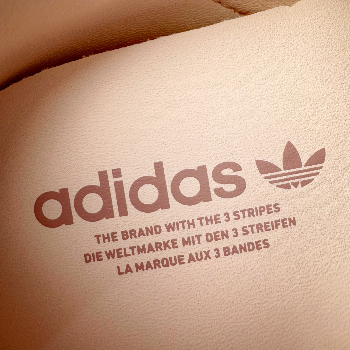 图片[15]-＃HP纯原 AD Original Gazelle Trainers 瞪羚室内鞋系列低帮复古百搭休闲运动德训风板鞋 JR0232 高端零售特供批次 原厂定制长毛翻毛皮组合环保纤维革鞋面材质 内置环保海玻璃鞋垫 外置RB橡胶大底 产品品控稳定性领先行业 原厂全套原楦原纸板冲刀磨具开发 原厂皮料加持 原厂港宝加持定型后跟R度完美 将复古进行到底 简约流畅 三十年不变经典 这款Gazelle运动鞋 无论面料、配色、质感或设计 都只在重现其1991年原款的经典 皮革鞋面 撞色三条纹和鞋跟标的设计 力求呈现90年代的经典复古风潮 Samba火热的同时 也带动了其它的复古鞋型 Gazelle便是其中一只 Gazelle Indoor拥有包边更宽的T字型鞋头 更好的保护运动员的前掌 浓浓的复古氛围感 非常适合现在流行的Cleanfit风格 尺码：35.5 36 36⅔ 37⅓ 38 38⅔ 39⅓ 40 40⅔ 41⅓ 42 42⅔ 43⅓ 44 44⅔ 45-选品中心