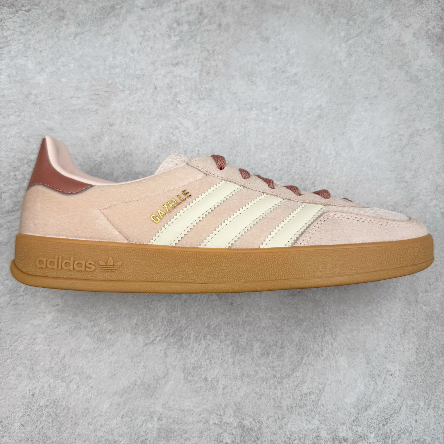 ＃HP纯原 AD Original Gazelle Trainers 瞪羚室内鞋系列低帮复古百搭休闲运动德训风板鞋 JR0232 高端零售特供批次 原厂定制长毛翻毛皮组合环保纤维革鞋面材质 内置环保海玻璃鞋垫 外置RB橡胶大底 产品品控稳定性领先行业 原厂全套原楦原纸板冲刀磨具开发 原厂皮料加持 原厂港宝加持定型后跟R度完美 将复古进行到底 简约流畅 三十年不变经典 这款Gazelle运动鞋 无论面料、配色、质感或设计 都只在重现其1991年原款的经典 皮革鞋面 撞色三条纹和鞋跟标的设计 力求呈现90年代的经典复古风潮 Samba火热的同时 也带动了其它的复古鞋型 Gazelle便是其中一只 Gazelle Indoor拥有包边更宽的T字型鞋头 更好的保护运动员的前掌 浓浓的复古氛围感 非常适合现在流行的Cleanfit风格 尺码：35.5 36 36⅔ 37⅓ 38 38⅔ 39⅓ 40 40⅔ 41⅓ 42 42⅔ 43⅓ 44 44⅔ 45-选品中心