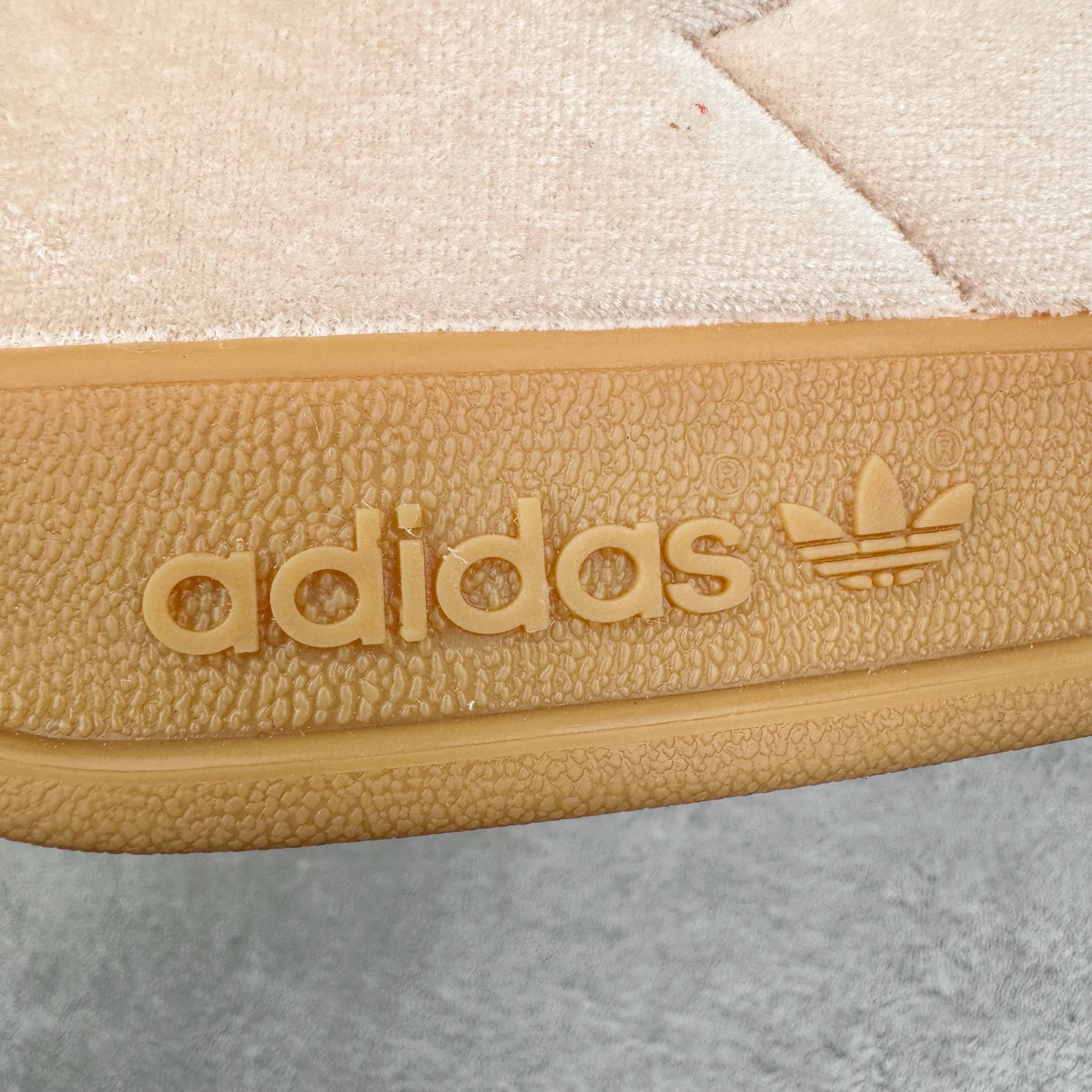 图片[11]-＃HP纯原 AD Original Gazelle Trainers 瞪羚室内鞋系列低帮复古百搭休闲运动德训风板鞋 JR0232 高端零售特供批次 原厂定制长毛翻毛皮组合环保纤维革鞋面材质 内置环保海玻璃鞋垫 外置RB橡胶大底 产品品控稳定性领先行业 原厂全套原楦原纸板冲刀磨具开发 原厂皮料加持 原厂港宝加持定型后跟R度完美 将复古进行到底 简约流畅 三十年不变经典 这款Gazelle运动鞋 无论面料、配色、质感或设计 都只在重现其1991年原款的经典 皮革鞋面 撞色三条纹和鞋跟标的设计 力求呈现90年代的经典复古风潮 Samba火热的同时 也带动了其它的复古鞋型 Gazelle便是其中一只 Gazelle Indoor拥有包边更宽的T字型鞋头 更好的保护运动员的前掌 浓浓的复古氛围感 非常适合现在流行的Cleanfit风格 尺码：35.5 36 36⅔ 37⅓ 38 38⅔ 39⅓ 40 40⅔ 41⅓ 42 42⅔ 43⅓ 44 44⅔ 45-选品中心