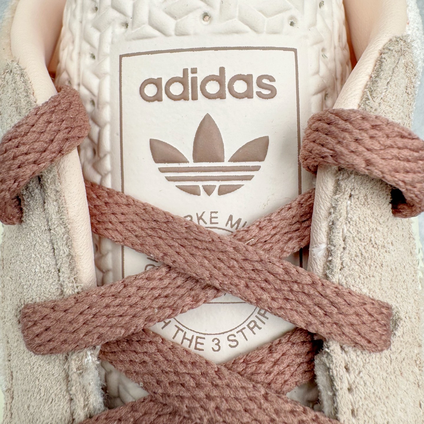 图片[14]-＃HP纯原 AD Original Gazelle Trainers 瞪羚室内鞋系列低帮复古百搭休闲运动德训风板鞋 JR0232 高端零售特供批次 原厂定制长毛翻毛皮组合环保纤维革鞋面材质 内置环保海玻璃鞋垫 外置RB橡胶大底 产品品控稳定性领先行业 原厂全套原楦原纸板冲刀磨具开发 原厂皮料加持 原厂港宝加持定型后跟R度完美 将复古进行到底 简约流畅 三十年不变经典 这款Gazelle运动鞋 无论面料、配色、质感或设计 都只在重现其1991年原款的经典 皮革鞋面 撞色三条纹和鞋跟标的设计 力求呈现90年代的经典复古风潮 Samba火热的同时 也带动了其它的复古鞋型 Gazelle便是其中一只 Gazelle Indoor拥有包边更宽的T字型鞋头 更好的保护运动员的前掌 浓浓的复古氛围感 非常适合现在流行的Cleanfit风格 尺码：35.5 36 36⅔ 37⅓ 38 38⅔ 39⅓ 40 40⅔ 41⅓ 42 42⅔ 43⅓ 44 44⅔ 45-选品中心