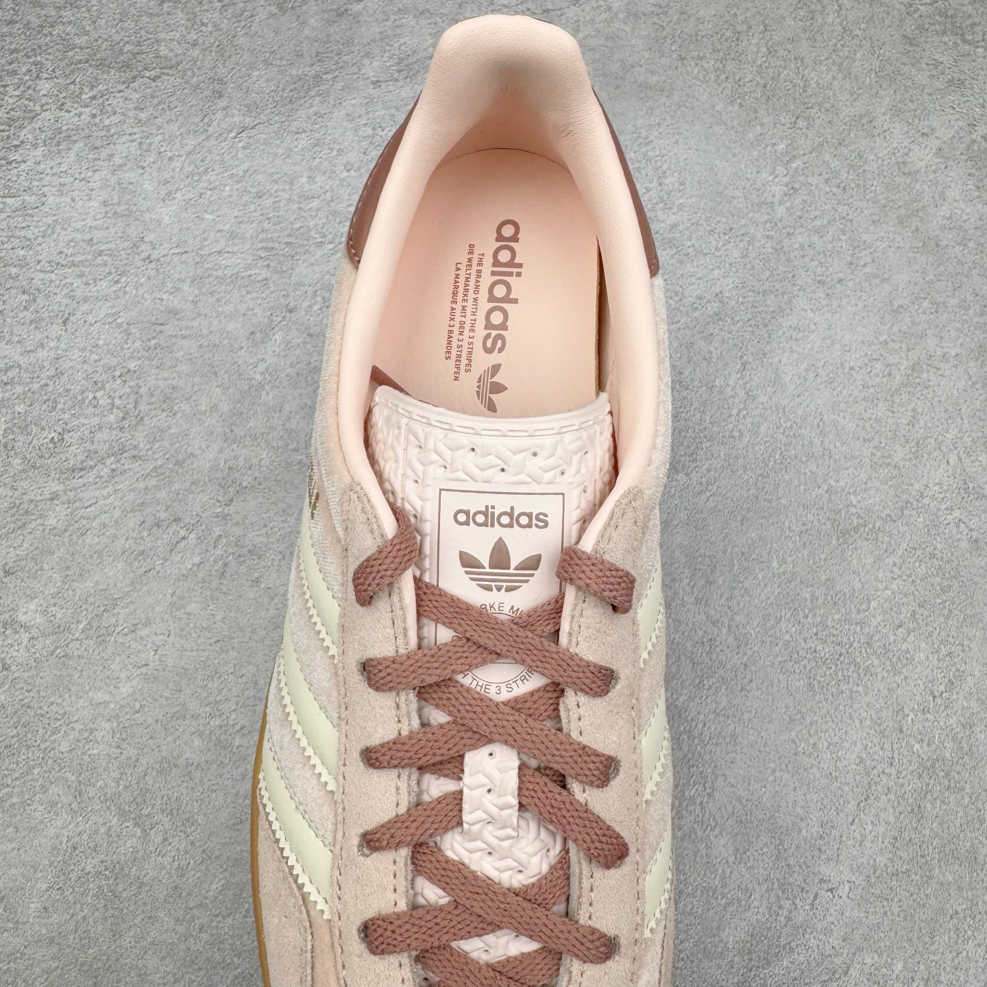 图片[5]-＃HP纯原 AD Original Gazelle Trainers 瞪羚室内鞋系列低帮复古百搭休闲运动德训风板鞋 JR0232 高端零售特供批次 原厂定制长毛翻毛皮组合环保纤维革鞋面材质 内置环保海玻璃鞋垫 外置RB橡胶大底 产品品控稳定性领先行业 原厂全套原楦原纸板冲刀磨具开发 原厂皮料加持 原厂港宝加持定型后跟R度完美 将复古进行到底 简约流畅 三十年不变经典 这款Gazelle运动鞋 无论面料、配色、质感或设计 都只在重现其1991年原款的经典 皮革鞋面 撞色三条纹和鞋跟标的设计 力求呈现90年代的经典复古风潮 Samba火热的同时 也带动了其它的复古鞋型 Gazelle便是其中一只 Gazelle Indoor拥有包边更宽的T字型鞋头 更好的保护运动员的前掌 浓浓的复古氛围感 非常适合现在流行的Cleanfit风格 尺码：35.5 36 36⅔ 37⅓ 38 38⅔ 39⅓ 40 40⅔ 41⅓ 42 42⅔ 43⅓ 44 44⅔ 45-选品中心