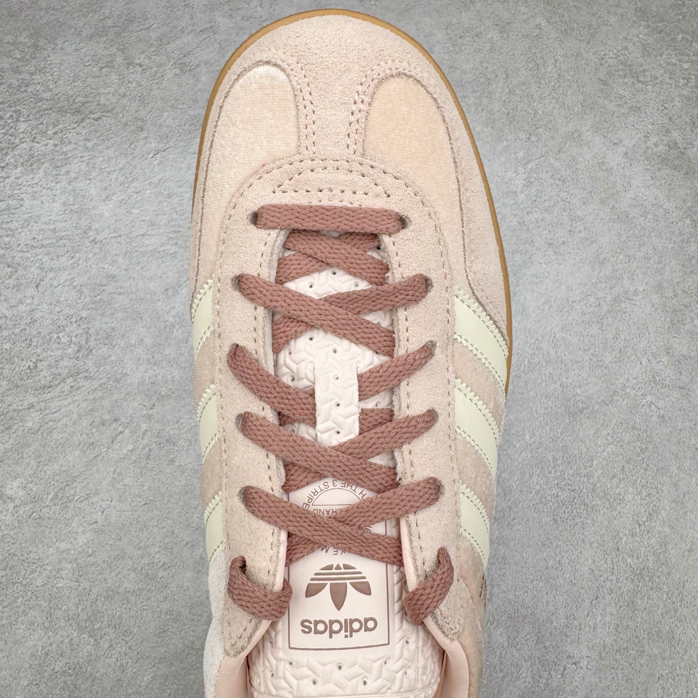 图片[4]-＃HP纯原 AD Original Gazelle Trainers 瞪羚室内鞋系列低帮复古百搭休闲运动德训风板鞋 JR0232 高端零售特供批次 原厂定制长毛翻毛皮组合环保纤维革鞋面材质 内置环保海玻璃鞋垫 外置RB橡胶大底 产品品控稳定性领先行业 原厂全套原楦原纸板冲刀磨具开发 原厂皮料加持 原厂港宝加持定型后跟R度完美 将复古进行到底 简约流畅 三十年不变经典 这款Gazelle运动鞋 无论面料、配色、质感或设计 都只在重现其1991年原款的经典 皮革鞋面 撞色三条纹和鞋跟标的设计 力求呈现90年代的经典复古风潮 Samba火热的同时 也带动了其它的复古鞋型 Gazelle便是其中一只 Gazelle Indoor拥有包边更宽的T字型鞋头 更好的保护运动员的前掌 浓浓的复古氛围感 非常适合现在流行的Cleanfit风格 尺码：35.5 36 36⅔ 37⅓ 38 38⅔ 39⅓ 40 40⅔ 41⅓ 42 42⅔ 43⅓ 44 44⅔ 45-选品中心