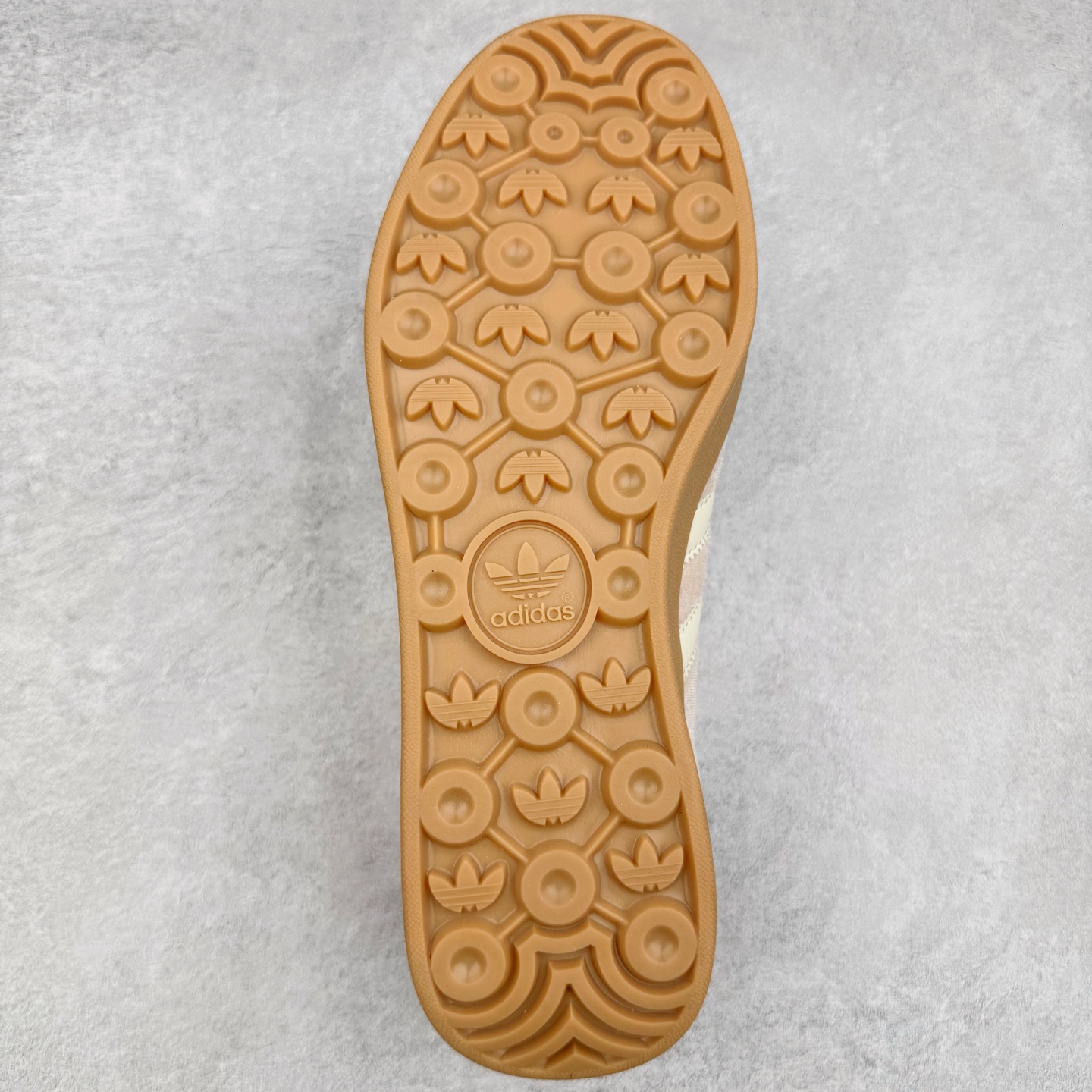 图片[9]-＃HP纯原 AD Original Gazelle Trainers 瞪羚室内鞋系列低帮复古百搭休闲运动德训风板鞋 JR0232 高端零售特供批次 原厂定制长毛翻毛皮组合环保纤维革鞋面材质 内置环保海玻璃鞋垫 外置RB橡胶大底 产品品控稳定性领先行业 原厂全套原楦原纸板冲刀磨具开发 原厂皮料加持 原厂港宝加持定型后跟R度完美 将复古进行到底 简约流畅 三十年不变经典 这款Gazelle运动鞋 无论面料、配色、质感或设计 都只在重现其1991年原款的经典 皮革鞋面 撞色三条纹和鞋跟标的设计 力求呈现90年代的经典复古风潮 Samba火热的同时 也带动了其它的复古鞋型 Gazelle便是其中一只 Gazelle Indoor拥有包边更宽的T字型鞋头 更好的保护运动员的前掌 浓浓的复古氛围感 非常适合现在流行的Cleanfit风格 尺码：35.5 36 36⅔ 37⅓ 38 38⅔ 39⅓ 40 40⅔ 41⅓ 42 42⅔ 43⅓ 44 44⅔ 45-选品中心