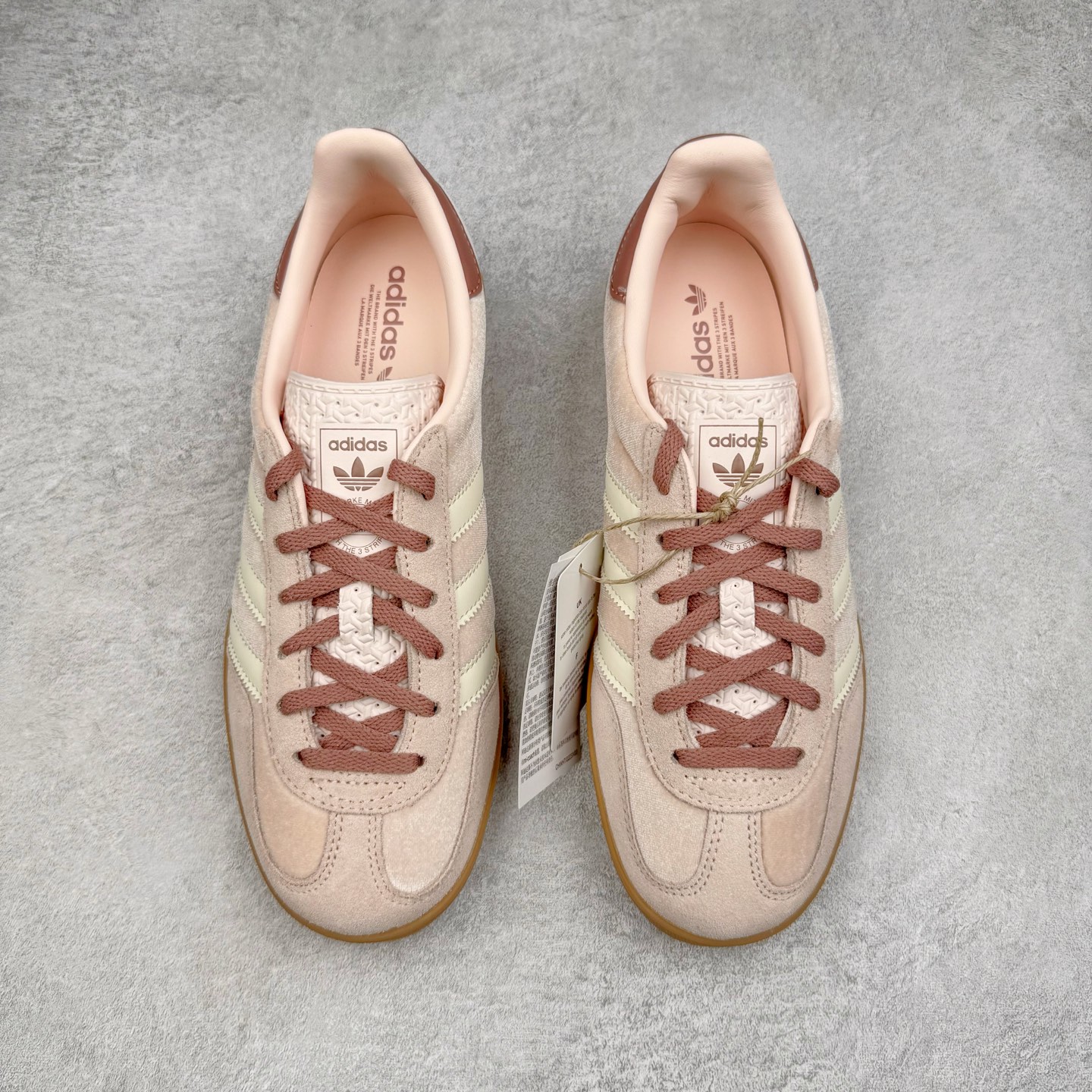 图片[2]-＃HP纯原 AD Original Gazelle Trainers 瞪羚室内鞋系列低帮复古百搭休闲运动德训风板鞋 JR0232 高端零售特供批次 原厂定制长毛翻毛皮组合环保纤维革鞋面材质 内置环保海玻璃鞋垫 外置RB橡胶大底 产品品控稳定性领先行业 原厂全套原楦原纸板冲刀磨具开发 原厂皮料加持 原厂港宝加持定型后跟R度完美 将复古进行到底 简约流畅 三十年不变经典 这款Gazelle运动鞋 无论面料、配色、质感或设计 都只在重现其1991年原款的经典 皮革鞋面 撞色三条纹和鞋跟标的设计 力求呈现90年代的经典复古风潮 Samba火热的同时 也带动了其它的复古鞋型 Gazelle便是其中一只 Gazelle Indoor拥有包边更宽的T字型鞋头 更好的保护运动员的前掌 浓浓的复古氛围感 非常适合现在流行的Cleanfit风格 尺码：35.5 36 36⅔ 37⅓ 38 38⅔ 39⅓ 40 40⅔ 41⅓ 42 42⅔ 43⅓ 44 44⅔ 45-选品中心