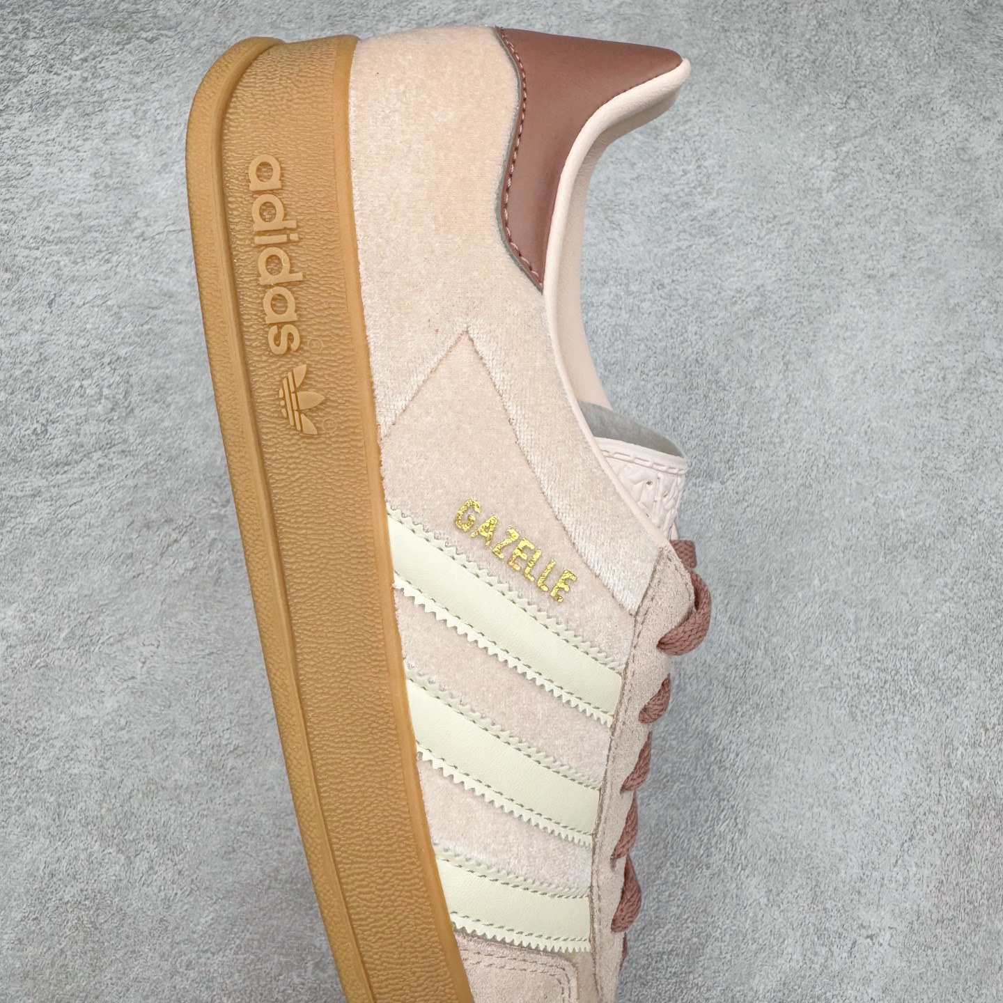 图片[6]-＃HP纯原 AD Original Gazelle Trainers 瞪羚室内鞋系列低帮复古百搭休闲运动德训风板鞋 JR0232 高端零售特供批次 原厂定制长毛翻毛皮组合环保纤维革鞋面材质 内置环保海玻璃鞋垫 外置RB橡胶大底 产品品控稳定性领先行业 原厂全套原楦原纸板冲刀磨具开发 原厂皮料加持 原厂港宝加持定型后跟R度完美 将复古进行到底 简约流畅 三十年不变经典 这款Gazelle运动鞋 无论面料、配色、质感或设计 都只在重现其1991年原款的经典 皮革鞋面 撞色三条纹和鞋跟标的设计 力求呈现90年代的经典复古风潮 Samba火热的同时 也带动了其它的复古鞋型 Gazelle便是其中一只 Gazelle Indoor拥有包边更宽的T字型鞋头 更好的保护运动员的前掌 浓浓的复古氛围感 非常适合现在流行的Cleanfit风格 尺码：35.5 36 36⅔ 37⅓ 38 38⅔ 39⅓ 40 40⅔ 41⅓ 42 42⅔ 43⅓ 44 44⅔ 45-选品中心