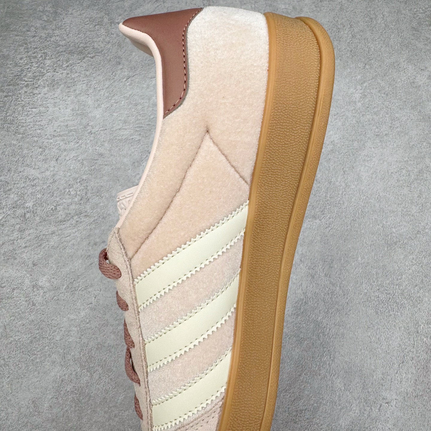 图片[7]-＃HP纯原 AD Original Gazelle Trainers 瞪羚室内鞋系列低帮复古百搭休闲运动德训风板鞋 JR0232 高端零售特供批次 原厂定制长毛翻毛皮组合环保纤维革鞋面材质 内置环保海玻璃鞋垫 外置RB橡胶大底 产品品控稳定性领先行业 原厂全套原楦原纸板冲刀磨具开发 原厂皮料加持 原厂港宝加持定型后跟R度完美 将复古进行到底 简约流畅 三十年不变经典 这款Gazelle运动鞋 无论面料、配色、质感或设计 都只在重现其1991年原款的经典 皮革鞋面 撞色三条纹和鞋跟标的设计 力求呈现90年代的经典复古风潮 Samba火热的同时 也带动了其它的复古鞋型 Gazelle便是其中一只 Gazelle Indoor拥有包边更宽的T字型鞋头 更好的保护运动员的前掌 浓浓的复古氛围感 非常适合现在流行的Cleanfit风格 尺码：35.5 36 36⅔ 37⅓ 38 38⅔ 39⅓ 40 40⅔ 41⅓ 42 42⅔ 43⅓ 44 44⅔ 45-选品中心