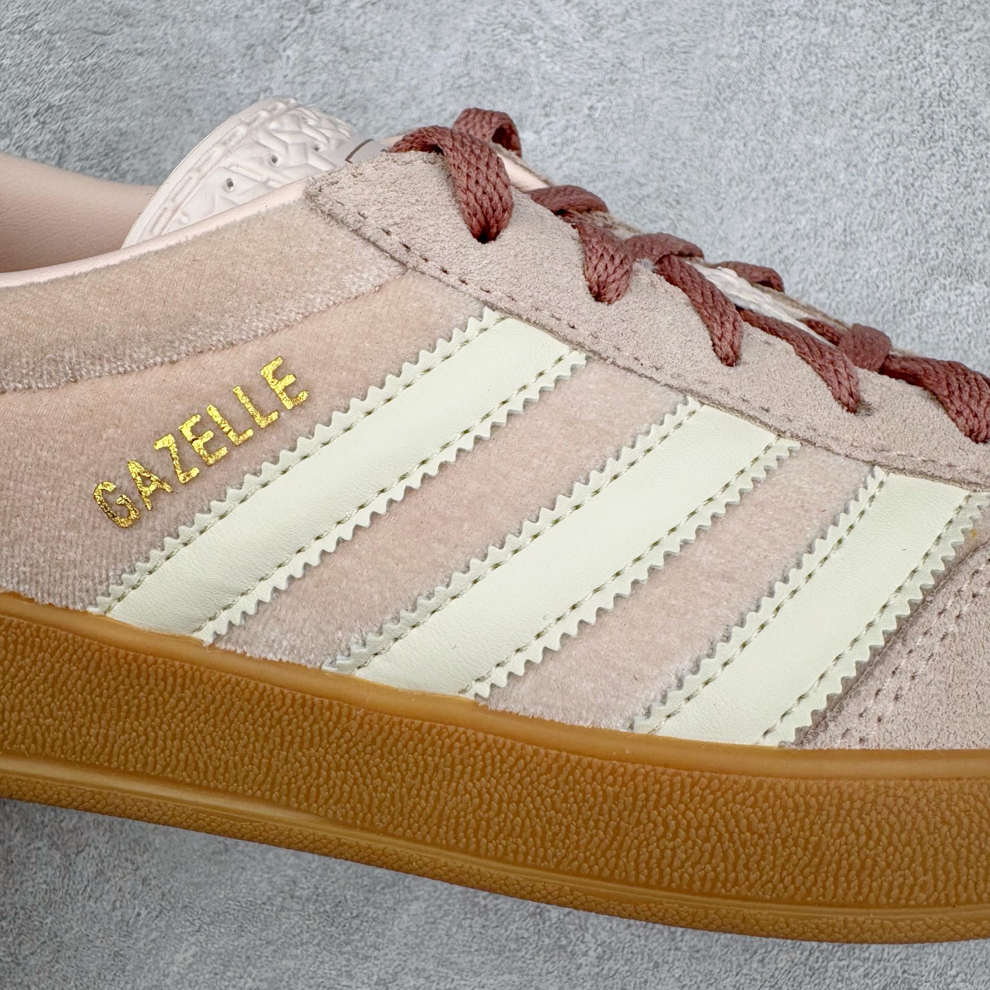 图片[10]-＃HP纯原 AD Original Gazelle Trainers 瞪羚室内鞋系列低帮复古百搭休闲运动德训风板鞋 JR0232 高端零售特供批次 原厂定制长毛翻毛皮组合环保纤维革鞋面材质 内置环保海玻璃鞋垫 外置RB橡胶大底 产品品控稳定性领先行业 原厂全套原楦原纸板冲刀磨具开发 原厂皮料加持 原厂港宝加持定型后跟R度完美 将复古进行到底 简约流畅 三十年不变经典 这款Gazelle运动鞋 无论面料、配色、质感或设计 都只在重现其1991年原款的经典 皮革鞋面 撞色三条纹和鞋跟标的设计 力求呈现90年代的经典复古风潮 Samba火热的同时 也带动了其它的复古鞋型 Gazelle便是其中一只 Gazelle Indoor拥有包边更宽的T字型鞋头 更好的保护运动员的前掌 浓浓的复古氛围感 非常适合现在流行的Cleanfit风格 尺码：35.5 36 36⅔ 37⅓ 38 38⅔ 39⅓ 40 40⅔ 41⅓ 42 42⅔ 43⅓ 44 44⅔ 45-选品中心