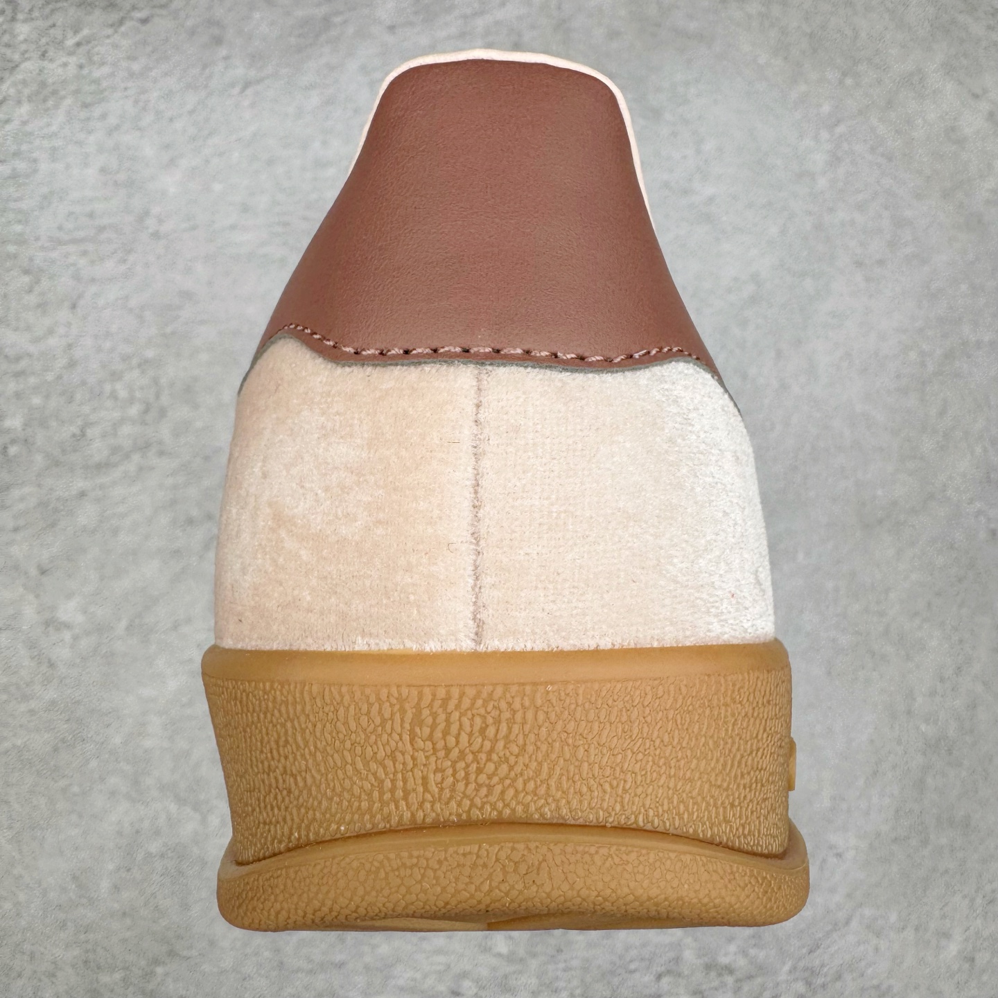 图片[8]-＃HP纯原 AD Original Gazelle Trainers 瞪羚室内鞋系列低帮复古百搭休闲运动德训风板鞋 JR0232 高端零售特供批次 原厂定制长毛翻毛皮组合环保纤维革鞋面材质 内置环保海玻璃鞋垫 外置RB橡胶大底 产品品控稳定性领先行业 原厂全套原楦原纸板冲刀磨具开发 原厂皮料加持 原厂港宝加持定型后跟R度完美 将复古进行到底 简约流畅 三十年不变经典 这款Gazelle运动鞋 无论面料、配色、质感或设计 都只在重现其1991年原款的经典 皮革鞋面 撞色三条纹和鞋跟标的设计 力求呈现90年代的经典复古风潮 Samba火热的同时 也带动了其它的复古鞋型 Gazelle便是其中一只 Gazelle Indoor拥有包边更宽的T字型鞋头 更好的保护运动员的前掌 浓浓的复古氛围感 非常适合现在流行的Cleanfit风格 尺码：35.5 36 36⅔ 37⅓ 38 38⅔ 39⅓ 40 40⅔ 41⅓ 42 42⅔ 43⅓ 44 44⅔ 45-选品中心