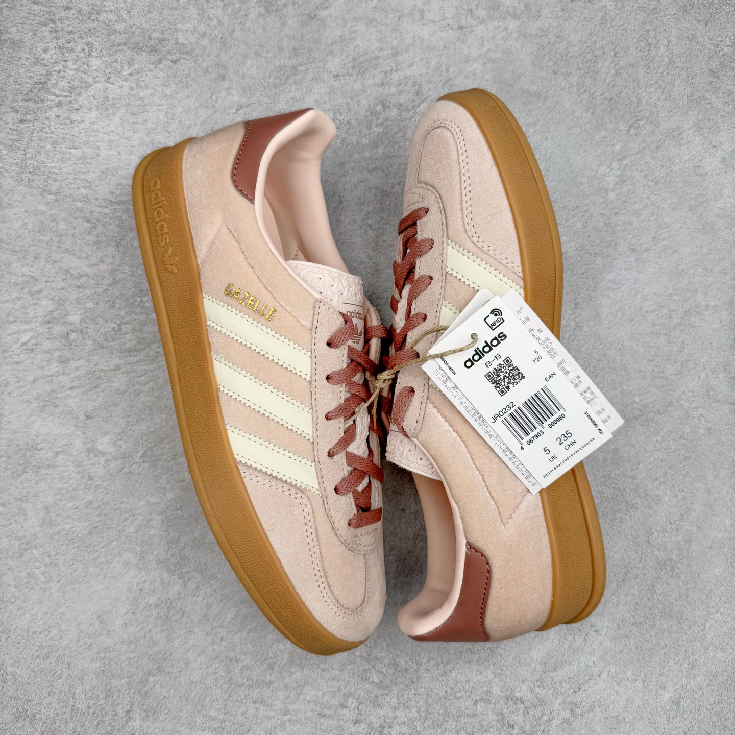 图片[3]-＃HP纯原 AD Original Gazelle Trainers 瞪羚室内鞋系列低帮复古百搭休闲运动德训风板鞋 JR0232 高端零售特供批次 原厂定制长毛翻毛皮组合环保纤维革鞋面材质 内置环保海玻璃鞋垫 外置RB橡胶大底 产品品控稳定性领先行业 原厂全套原楦原纸板冲刀磨具开发 原厂皮料加持 原厂港宝加持定型后跟R度完美 将复古进行到底 简约流畅 三十年不变经典 这款Gazelle运动鞋 无论面料、配色、质感或设计 都只在重现其1991年原款的经典 皮革鞋面 撞色三条纹和鞋跟标的设计 力求呈现90年代的经典复古风潮 Samba火热的同时 也带动了其它的复古鞋型 Gazelle便是其中一只 Gazelle Indoor拥有包边更宽的T字型鞋头 更好的保护运动员的前掌 浓浓的复古氛围感 非常适合现在流行的Cleanfit风格 尺码：35.5 36 36⅔ 37⅓ 38 38⅔ 39⅓ 40 40⅔ 41⅓ 42 42⅔ 43⅓ 44 44⅔ 45-选品中心