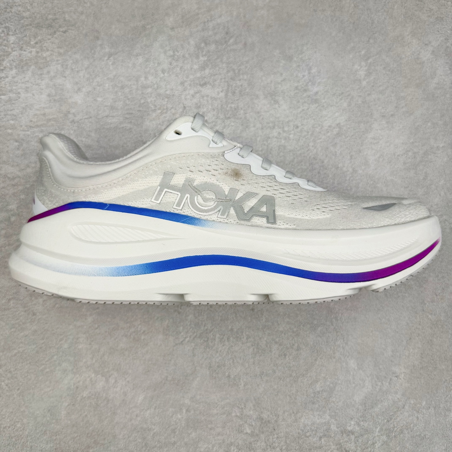 ＃HK纯原 HOKA ONE ONE Clifton 克里夫顿10代专业性能减震公路跑步鞋 轻盈透气的针织网面和纱线的使用让鞋面更挺拔 增强鞋面的强度和支撑性能 搭配柔软的鞋舌 让双脚在舒适包裹中跑的更加畅快 全新泡棉中底 柔软的同时增强回弹性能 为不同跑者提供更平稳流畅的脚感 带来全面的缓冲保护 根据人体工程学设计的延长拉襟 后跟处弹软的海绵填充舒适固定 避免掉跟和摩擦 相比上一代光滑的内衬 Clifton 的内衬增强了摩擦力 避免双脚在鞋内滑动 尺码：36 36.5 37.5 38 38.5 39 40 40.5 41 42 42.5 43 44 44.5 45-选品中心